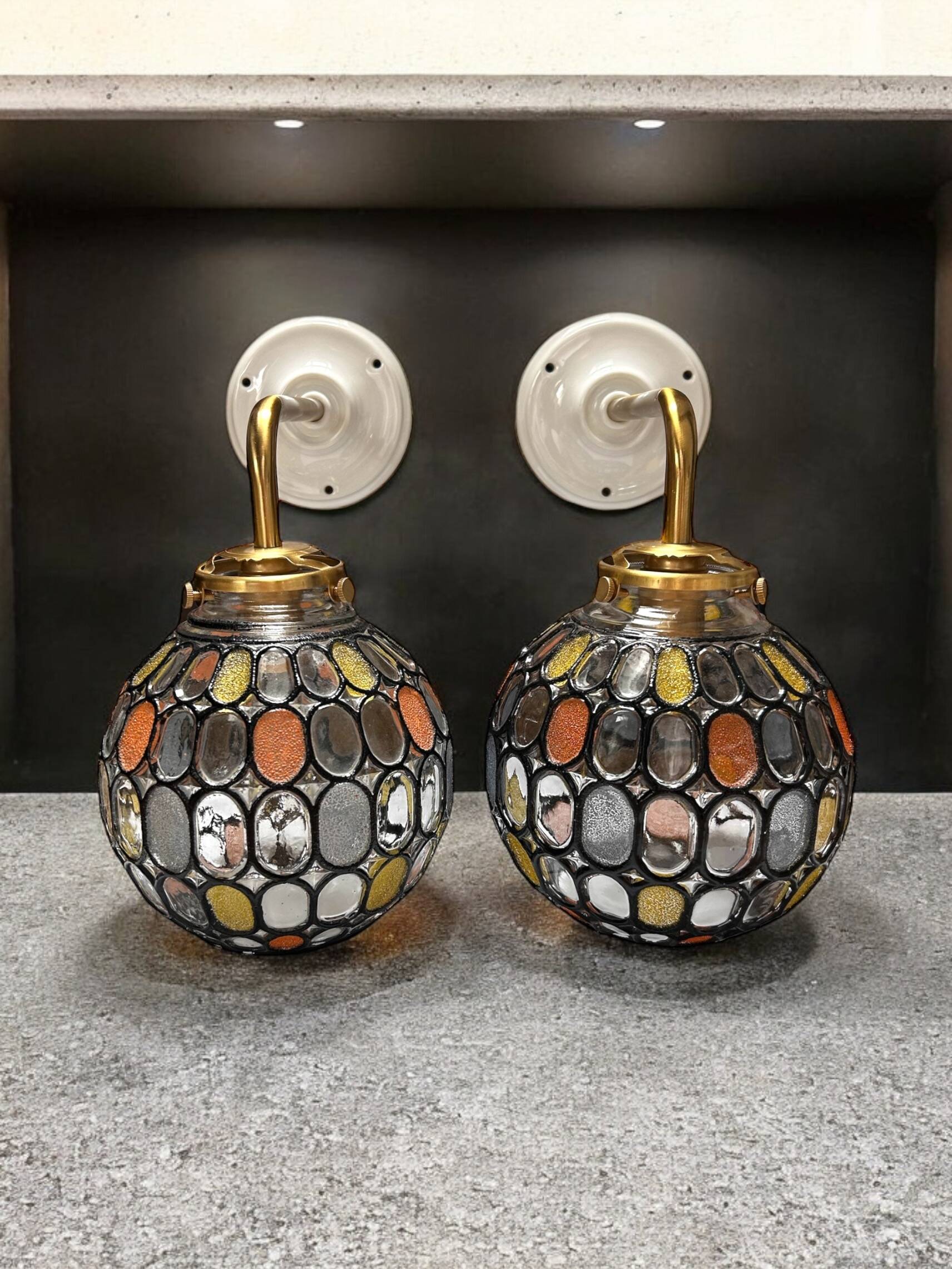 Paire d’appliques murales globes à facettes multicolores