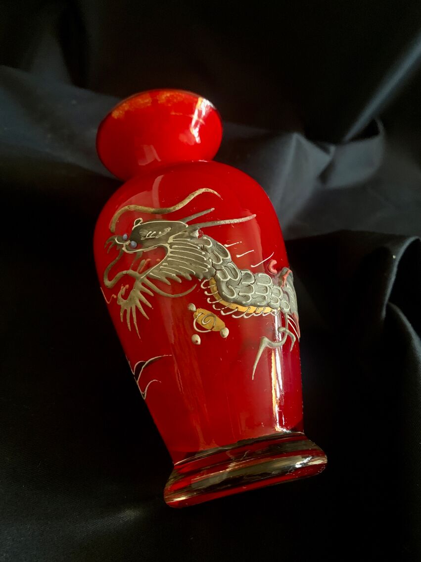 Vase de style asiatique, verre rouge, dragon en relief | Selency