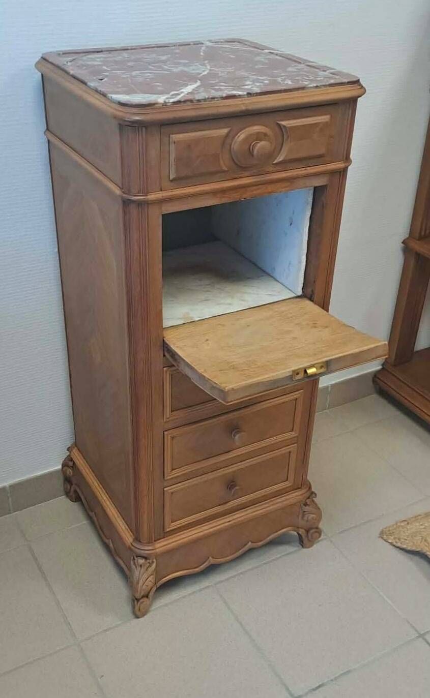 Oak chest of drawers