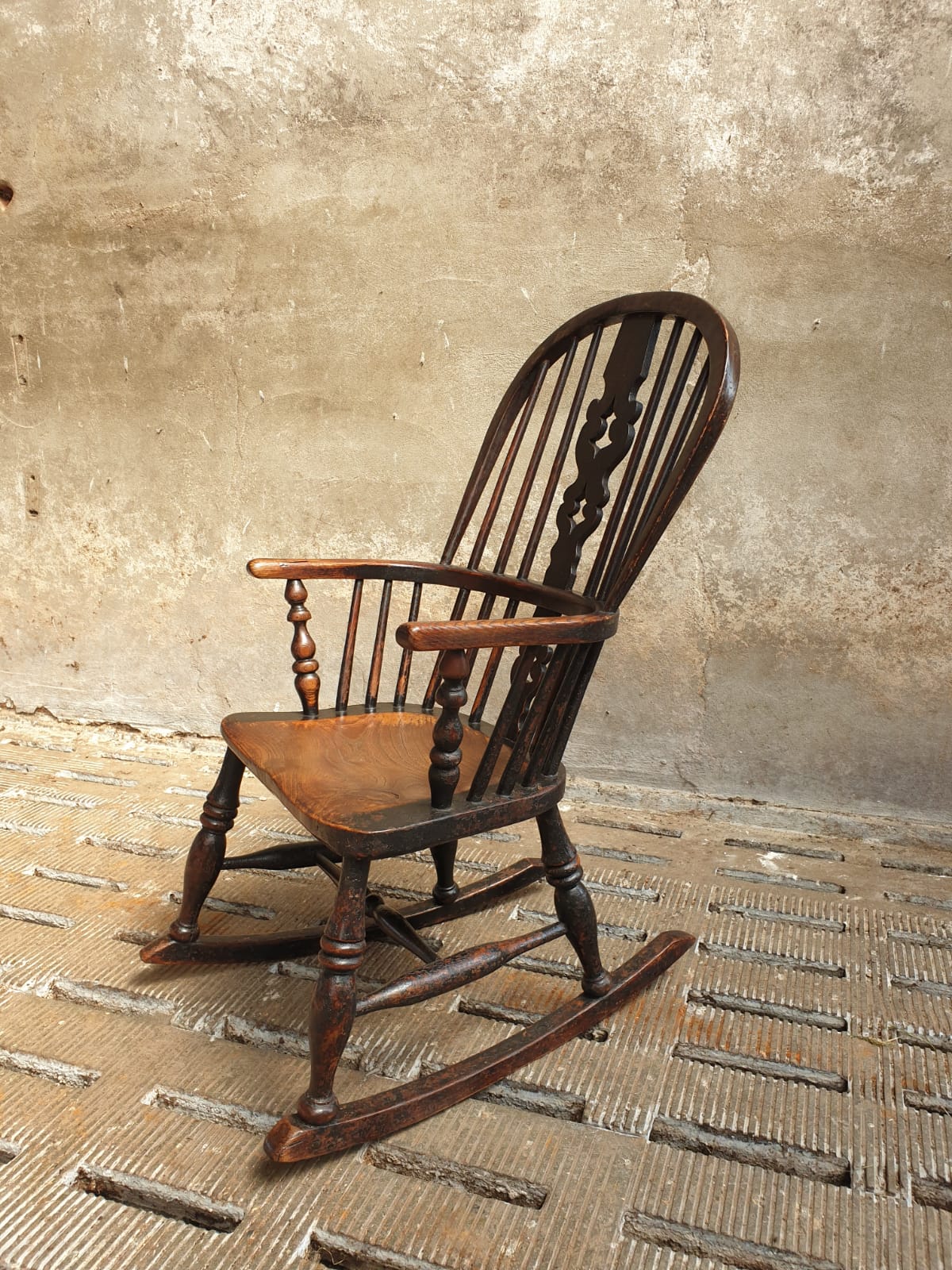 Antique rocking chair Windsor 1840