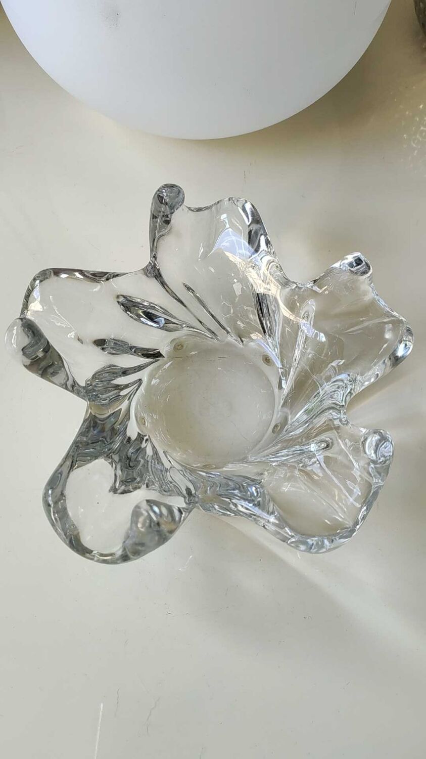 Empty pocket signed Cristallerie de Lorraine, Corolle/floral shape. Polylobed edges with corrugations