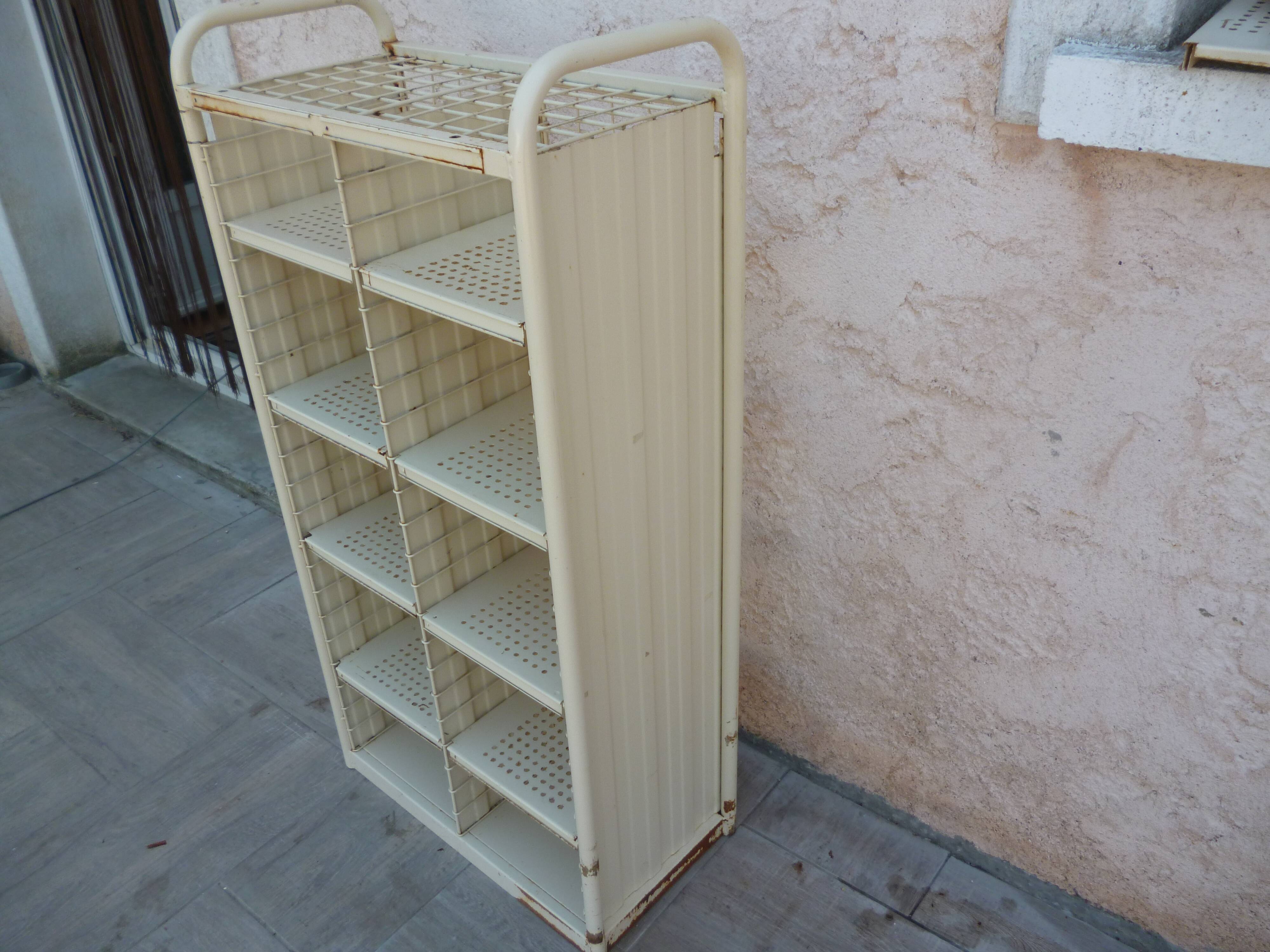 Post sorting locker