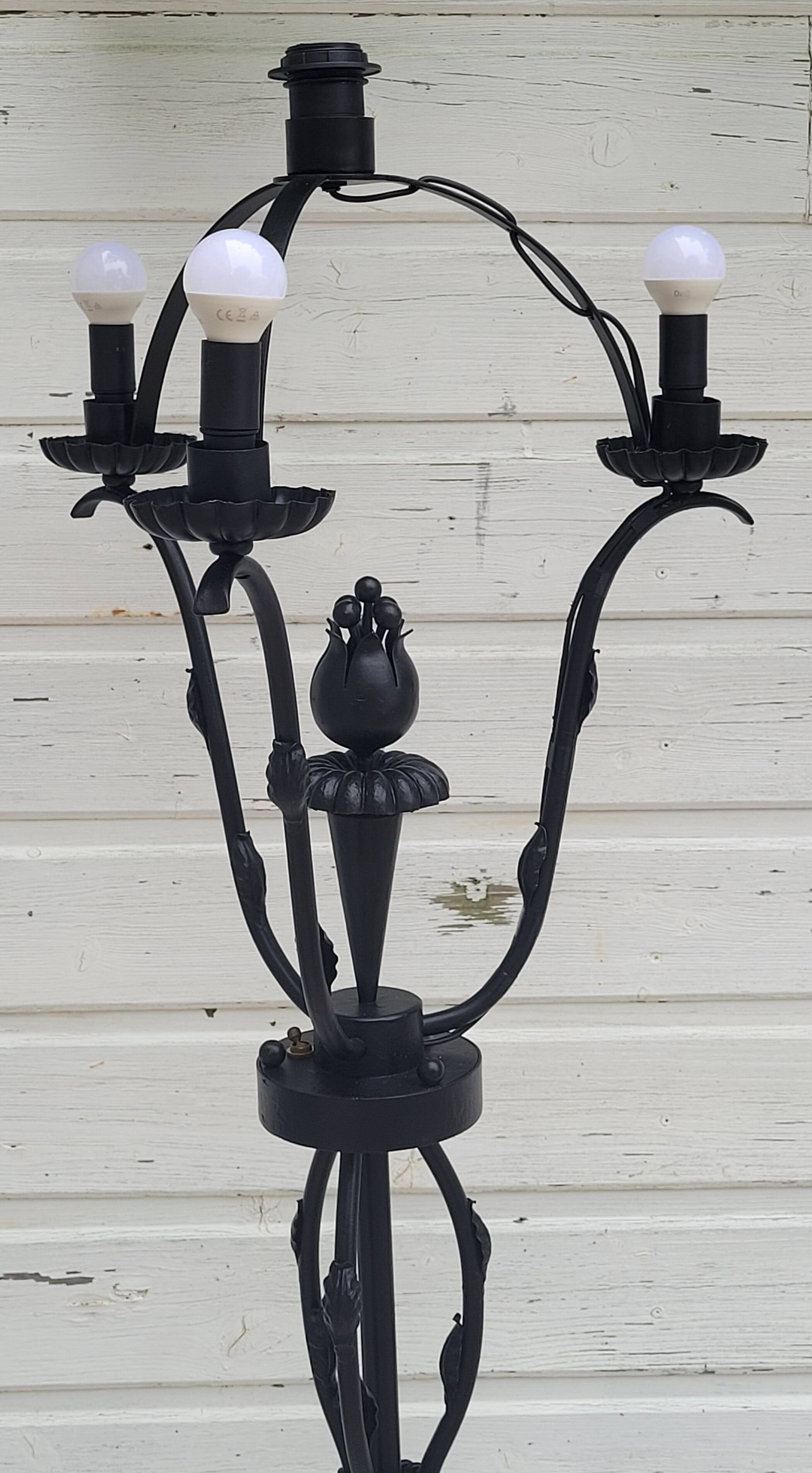 Lampadaire en fer forgé noir attribué a Gilbert Poillerat