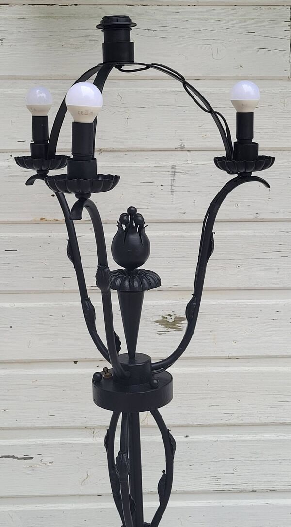 Lampadaire en fer forgé noir attribué a Gilbert Poillerat