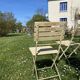 Table et 2 chaises de jardin en métal et bois beige marquées "Bistrot Paris"