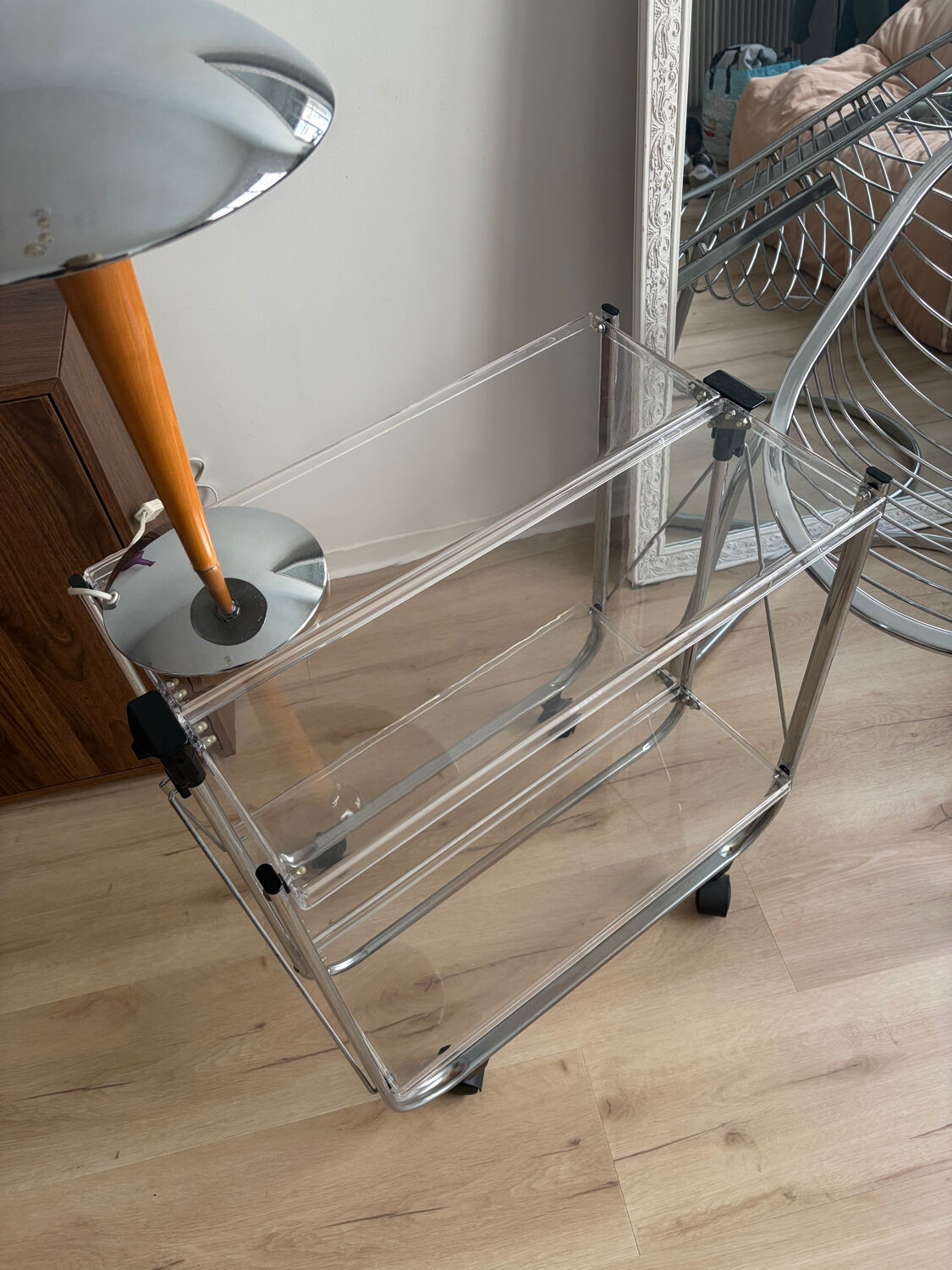 Folding dessert table in acrylic on wheels