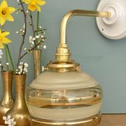 Applique coudée globe vintage en verre jaune et doré