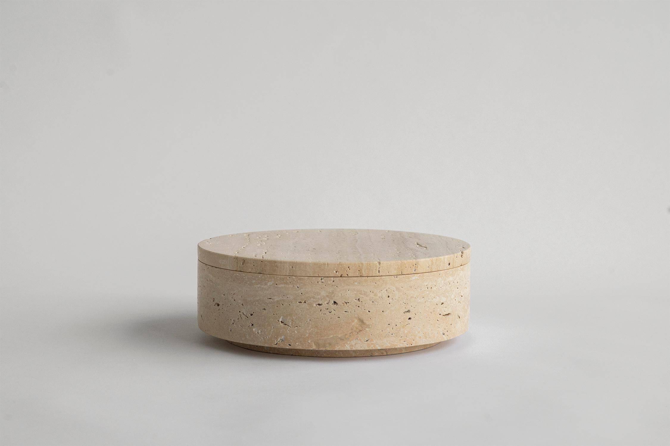 Cylindrical bowl in travertine with lid