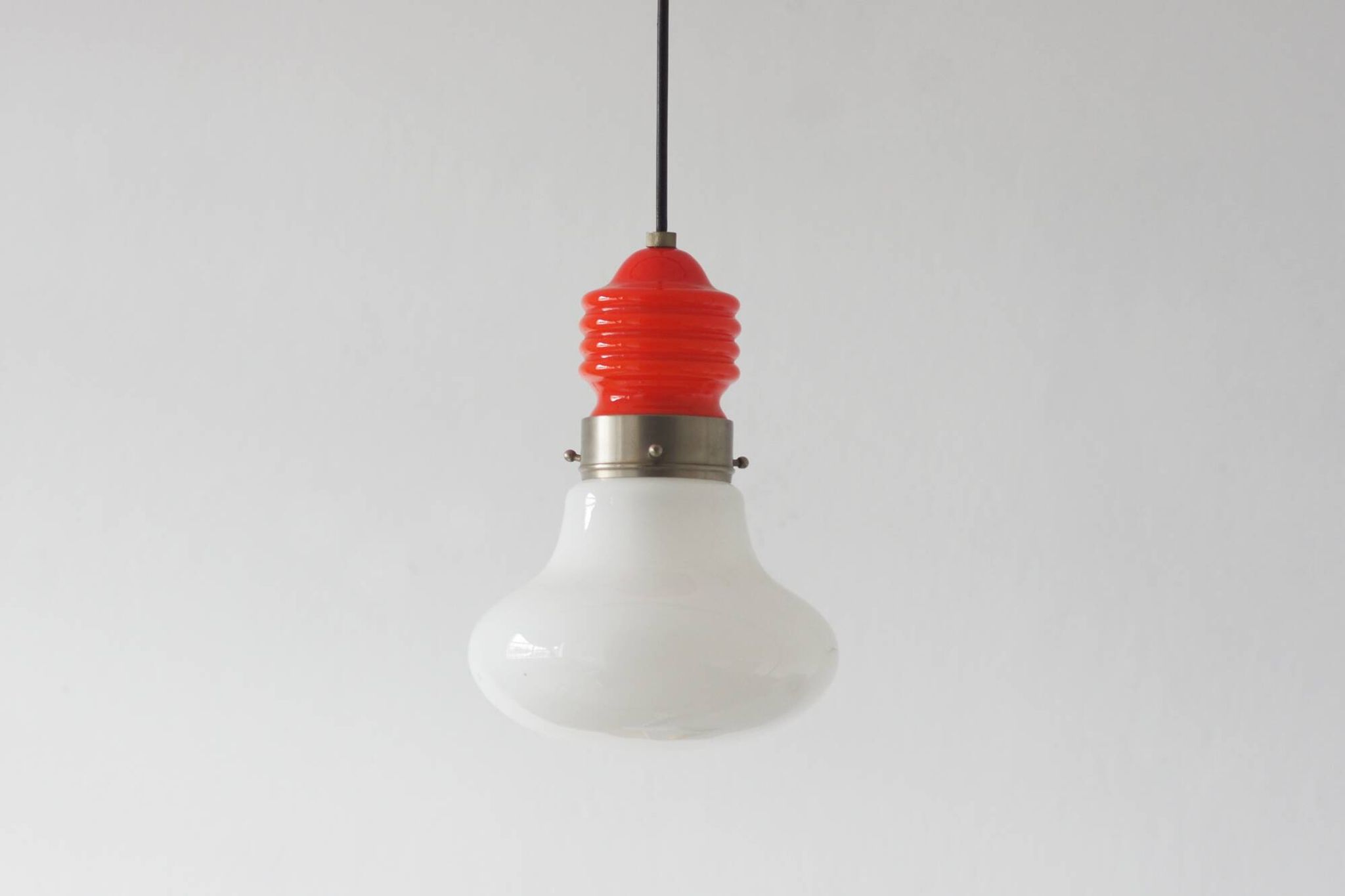 Suspension italienne vintage figurant une ampoule