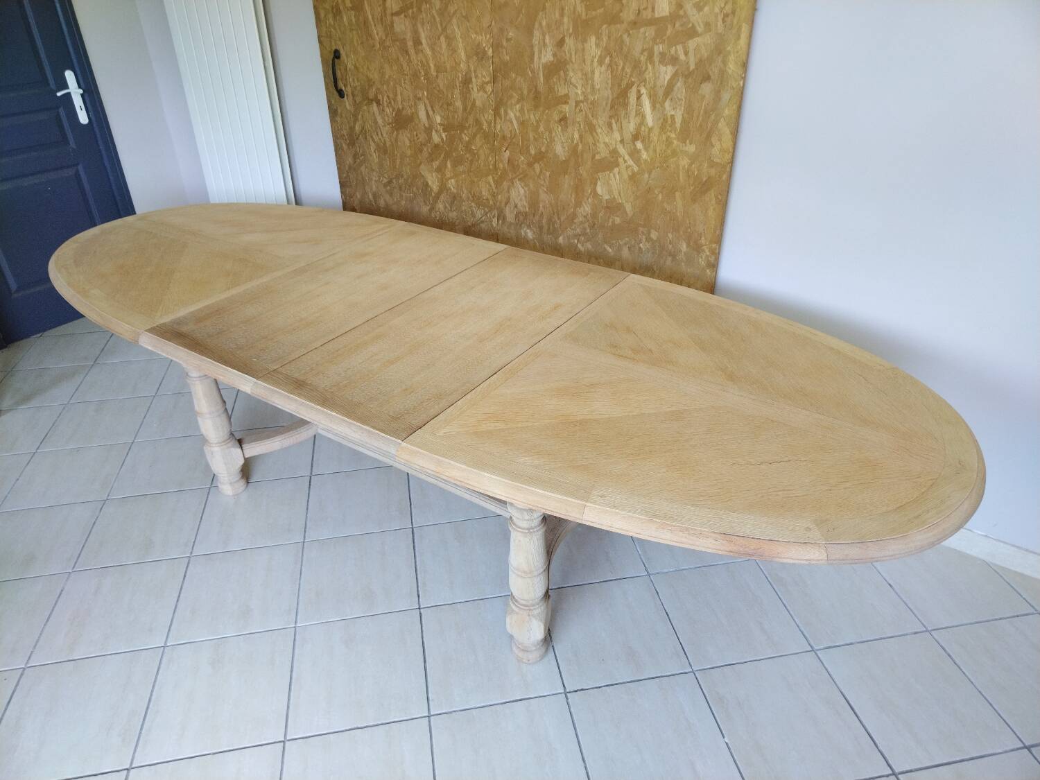 Extendable oval table in renovated solid oak