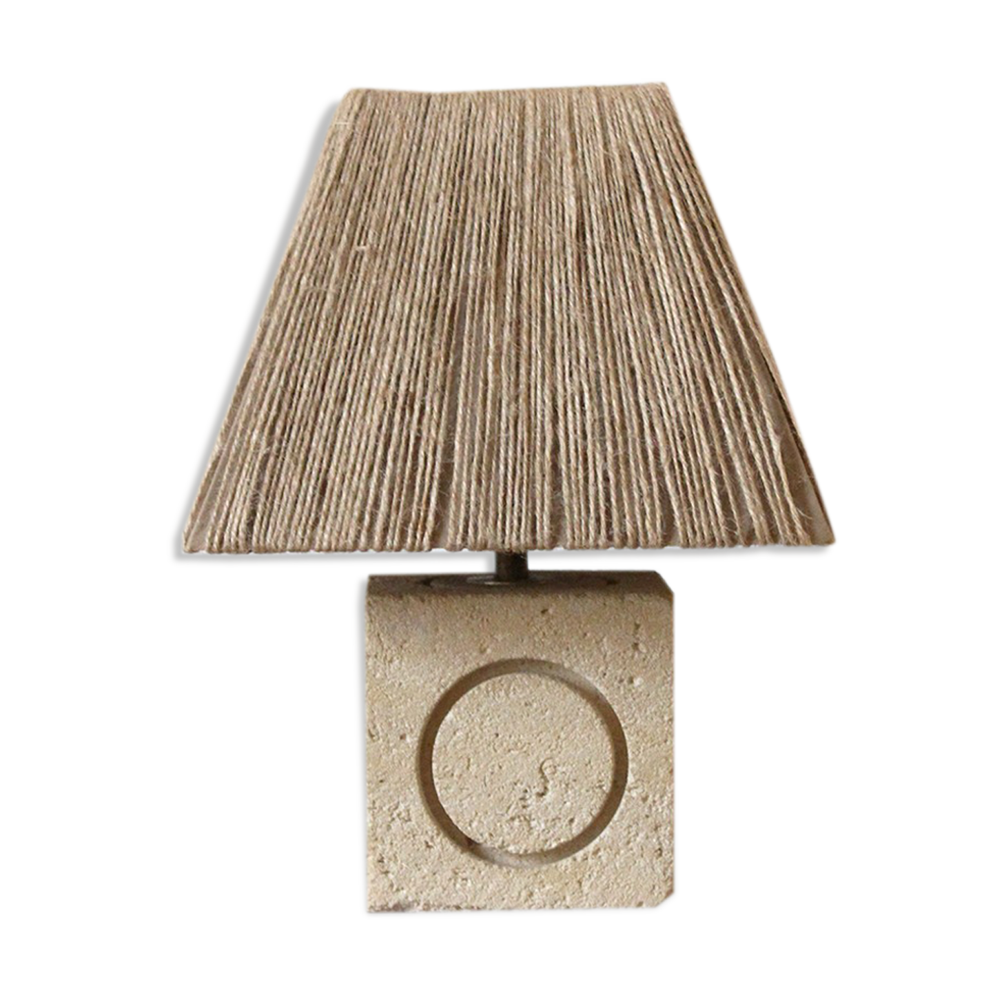 Lampe en pierre taillée