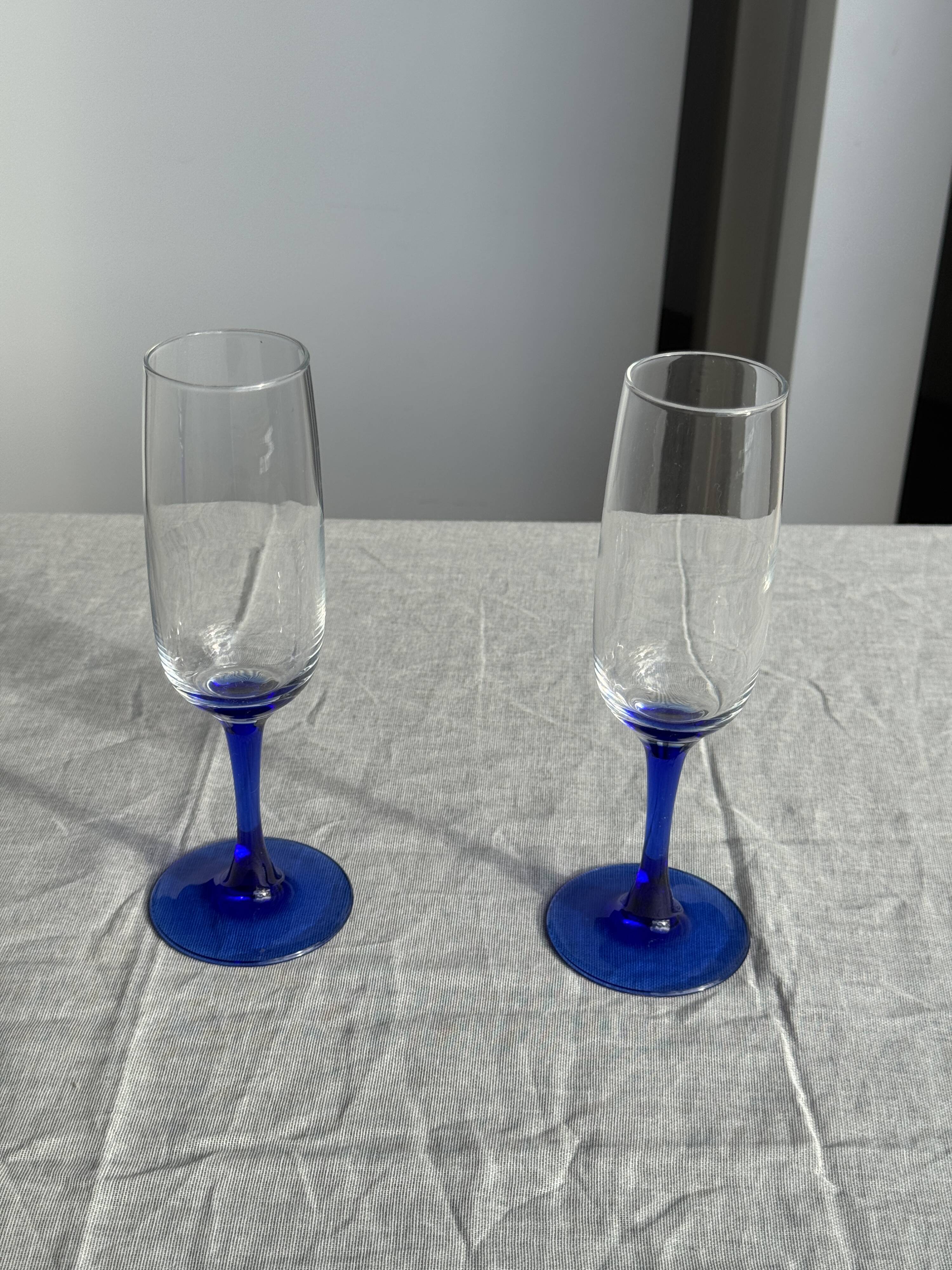 Set of 6 blue-footed champagne flutes; 3 pairs of designs.