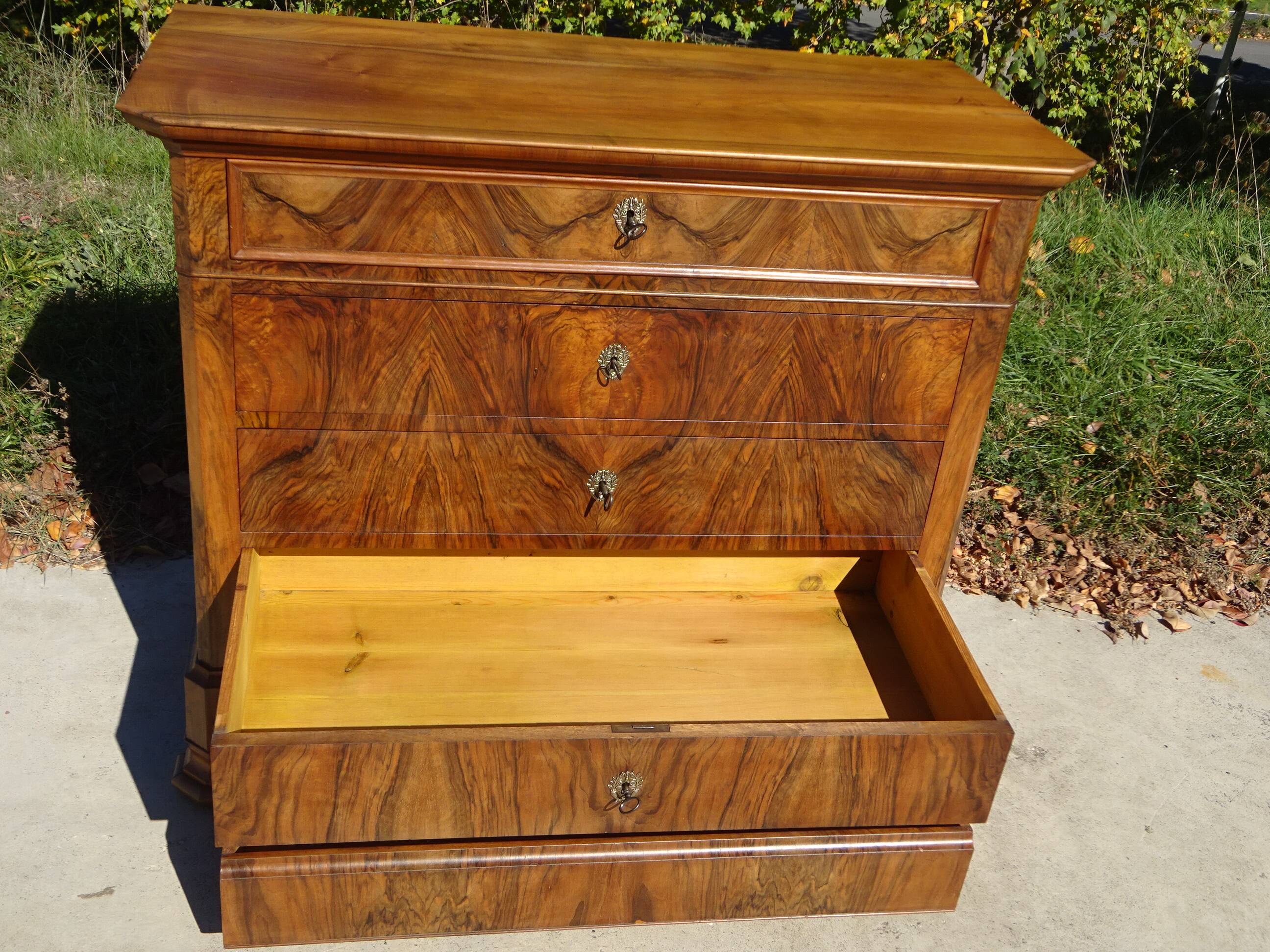 Commode en noyer et ronce de noyer style Louis Philippe