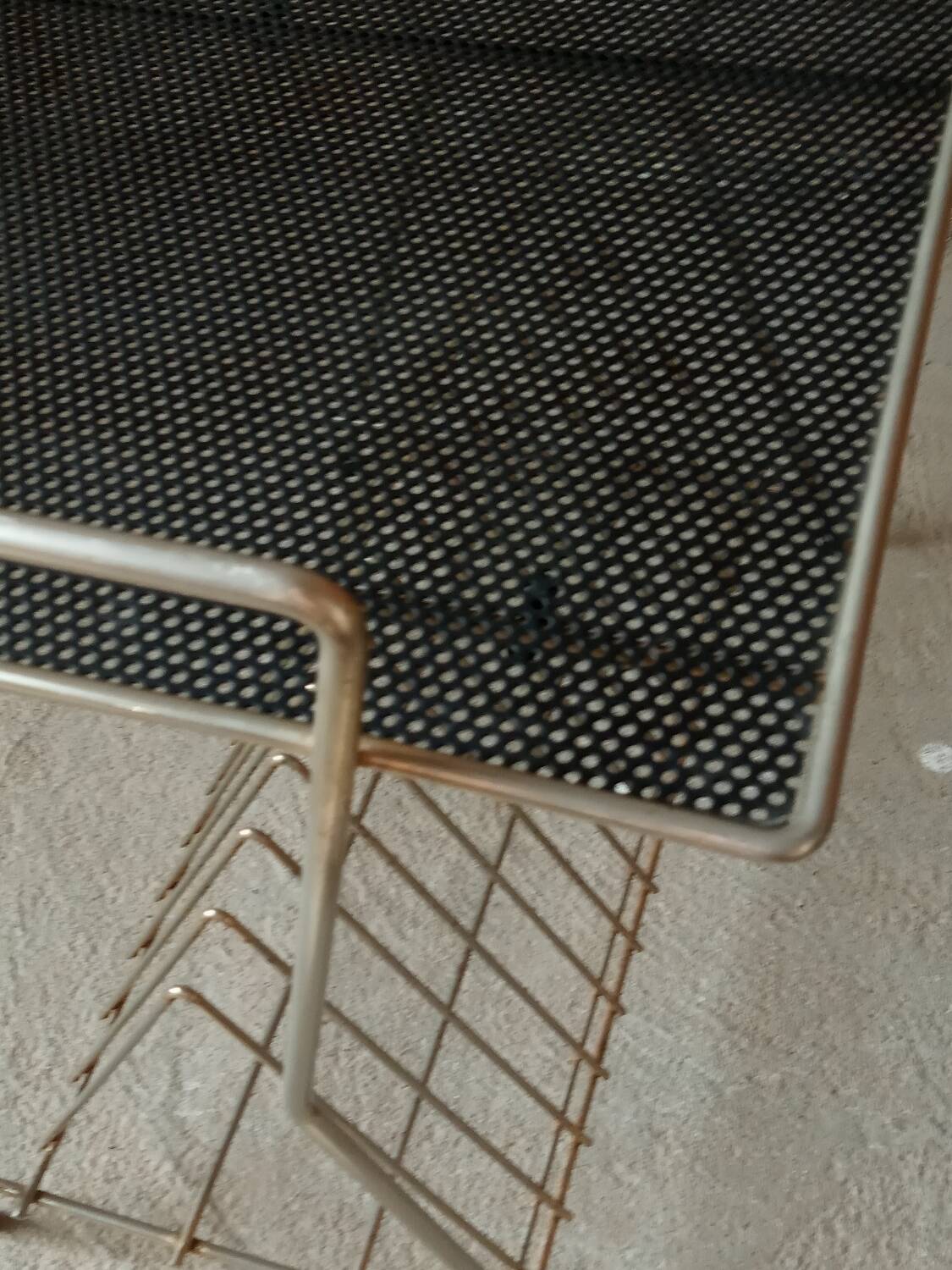 Table porte vinyle en metal perforé