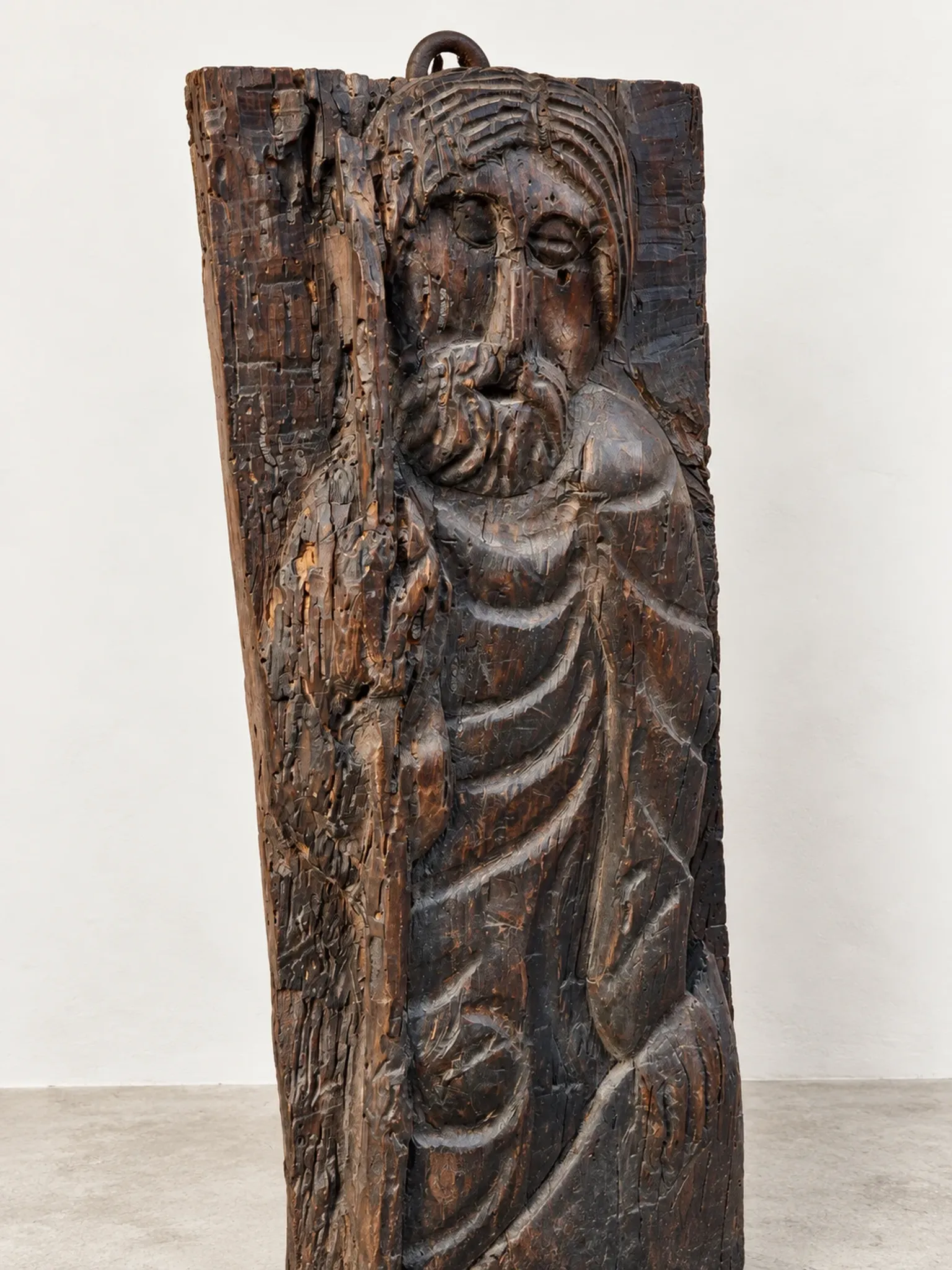 Ancien panneau sculpté en bois – Personnage religieux en bas-relief