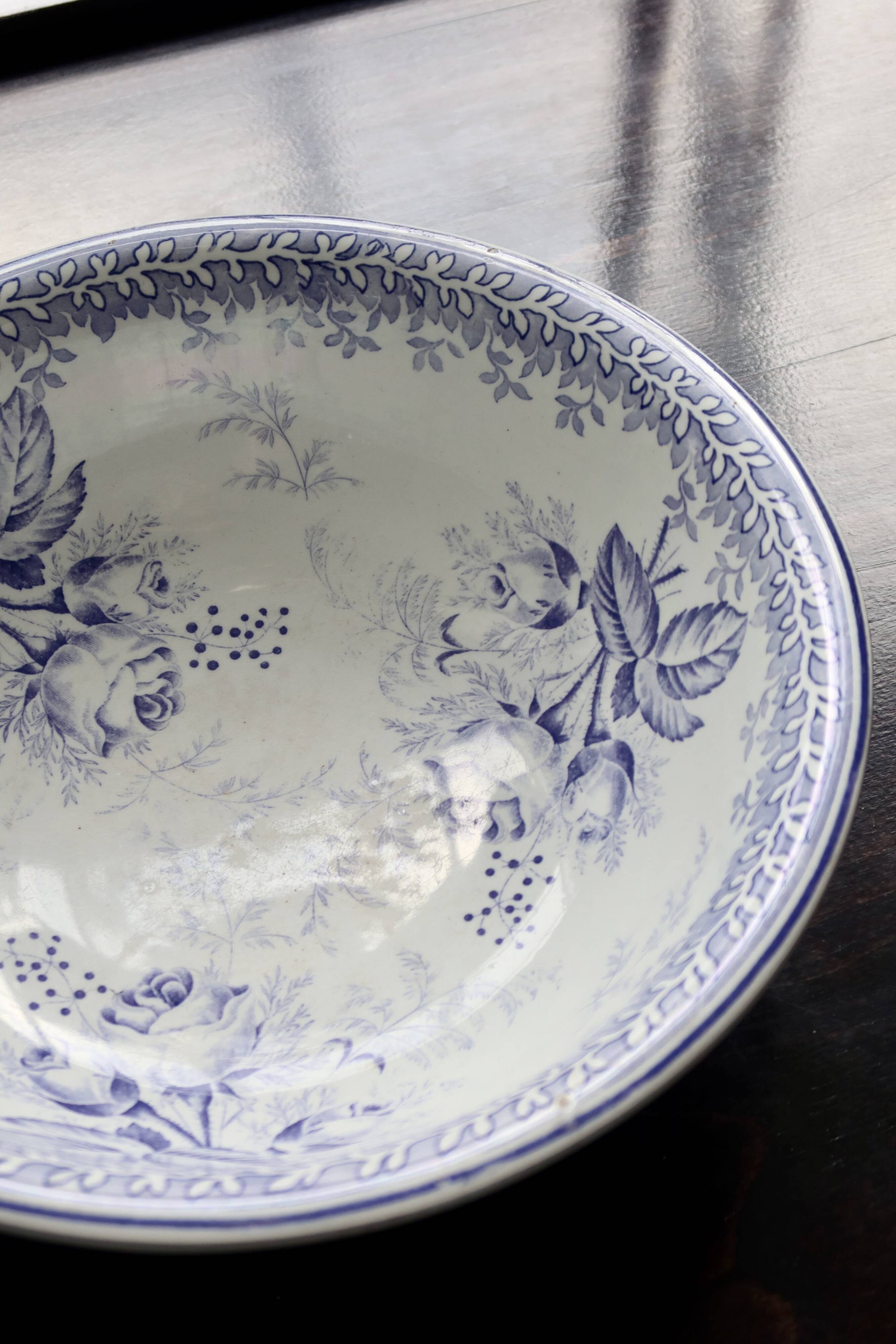 Old basin in white and purple earthenware - Floral decoration