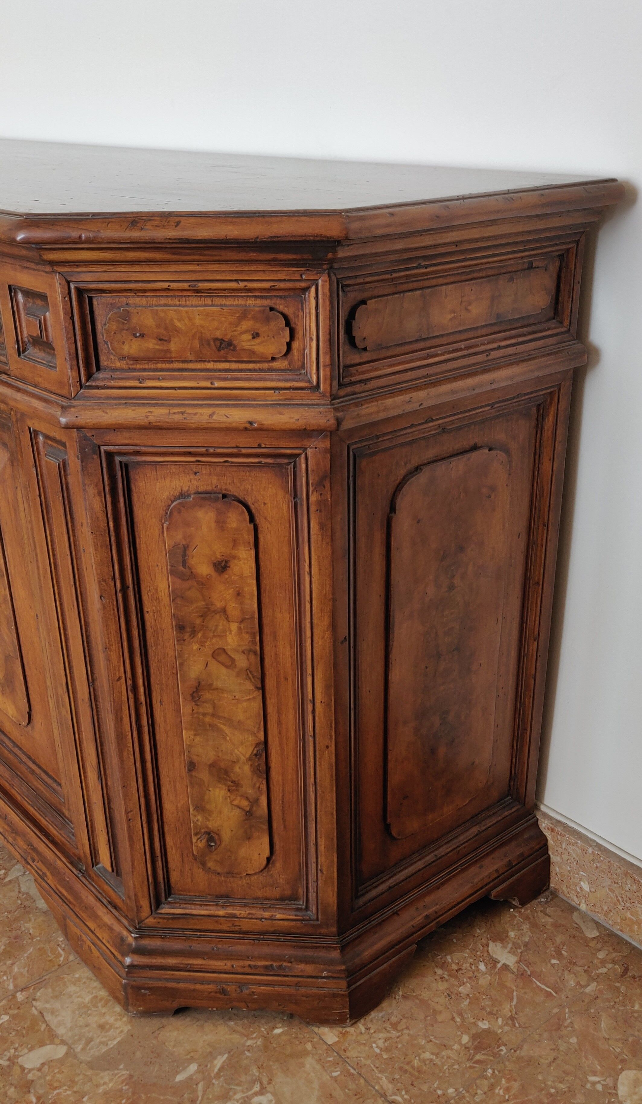 2-door walnut buffet Tonges