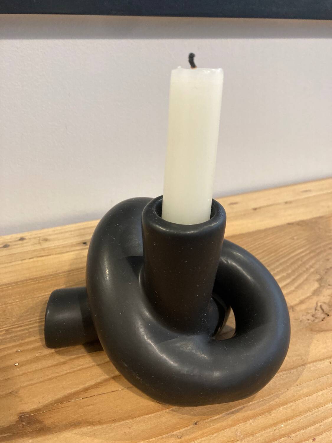Black ceramic knot candle holder