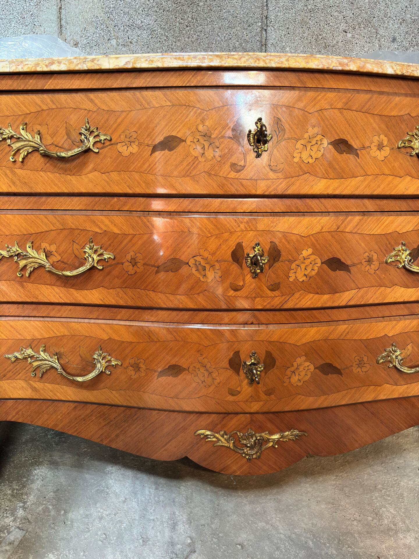 Striking chest of drawers