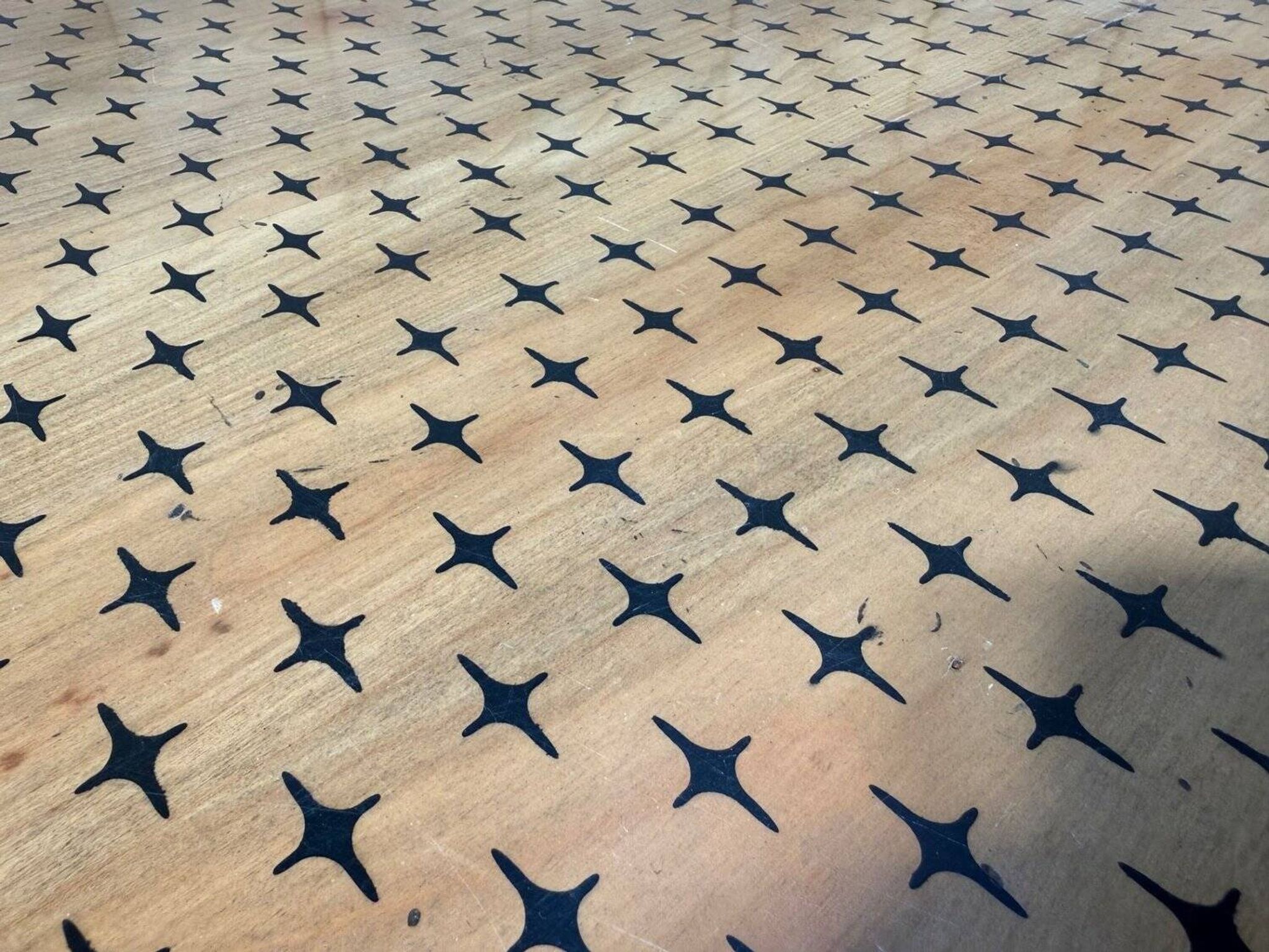 Table basse victorienne anglaise - Pieds toupie laiton – Plateau à motifs é
