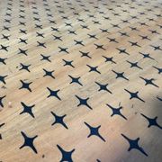Table basse victorienne anglaise - Pieds toupie laiton – Plateau à motifs é