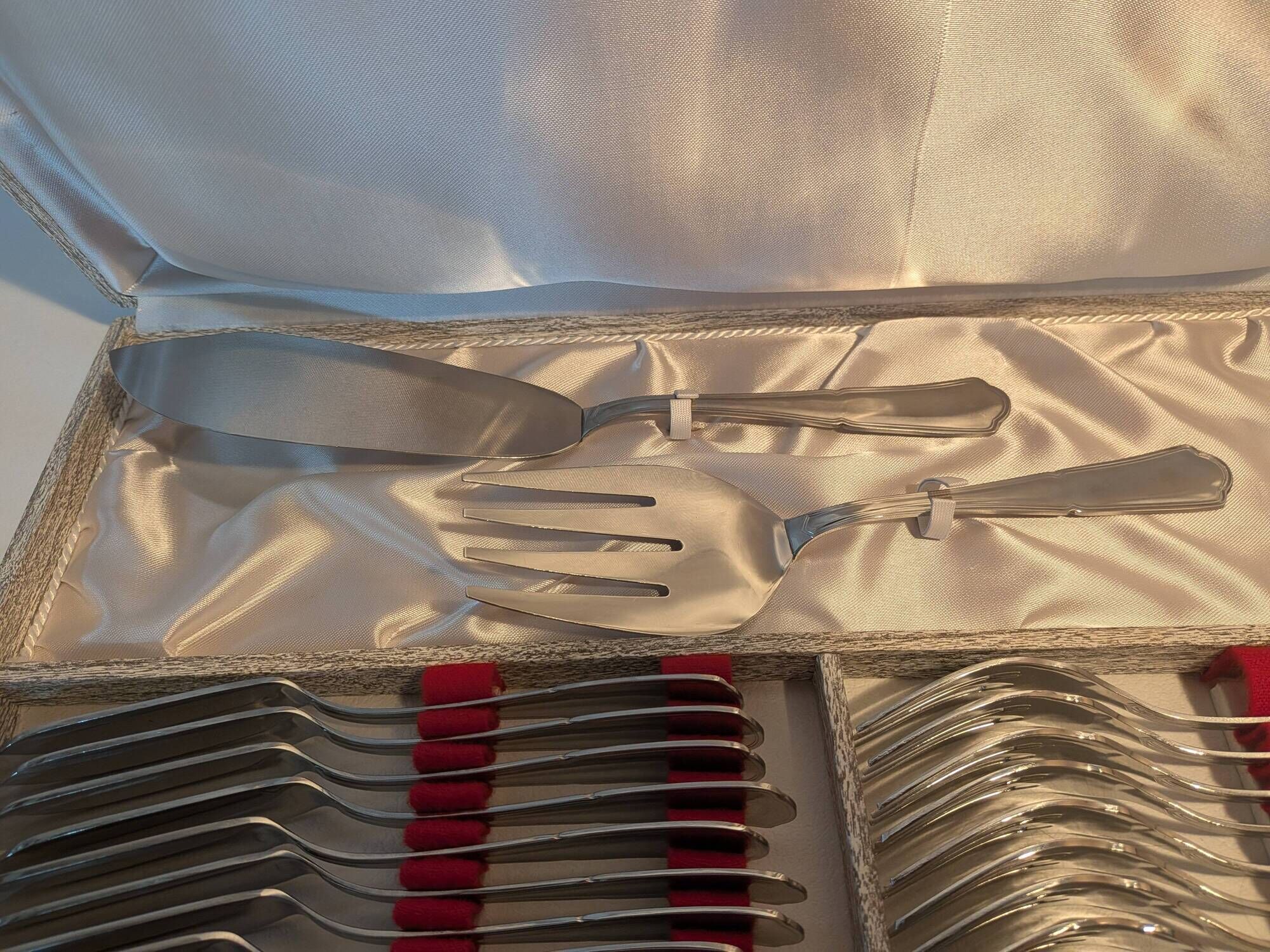 Vintage 26-piece stainless steel cutlery set with case – À La Ménagère