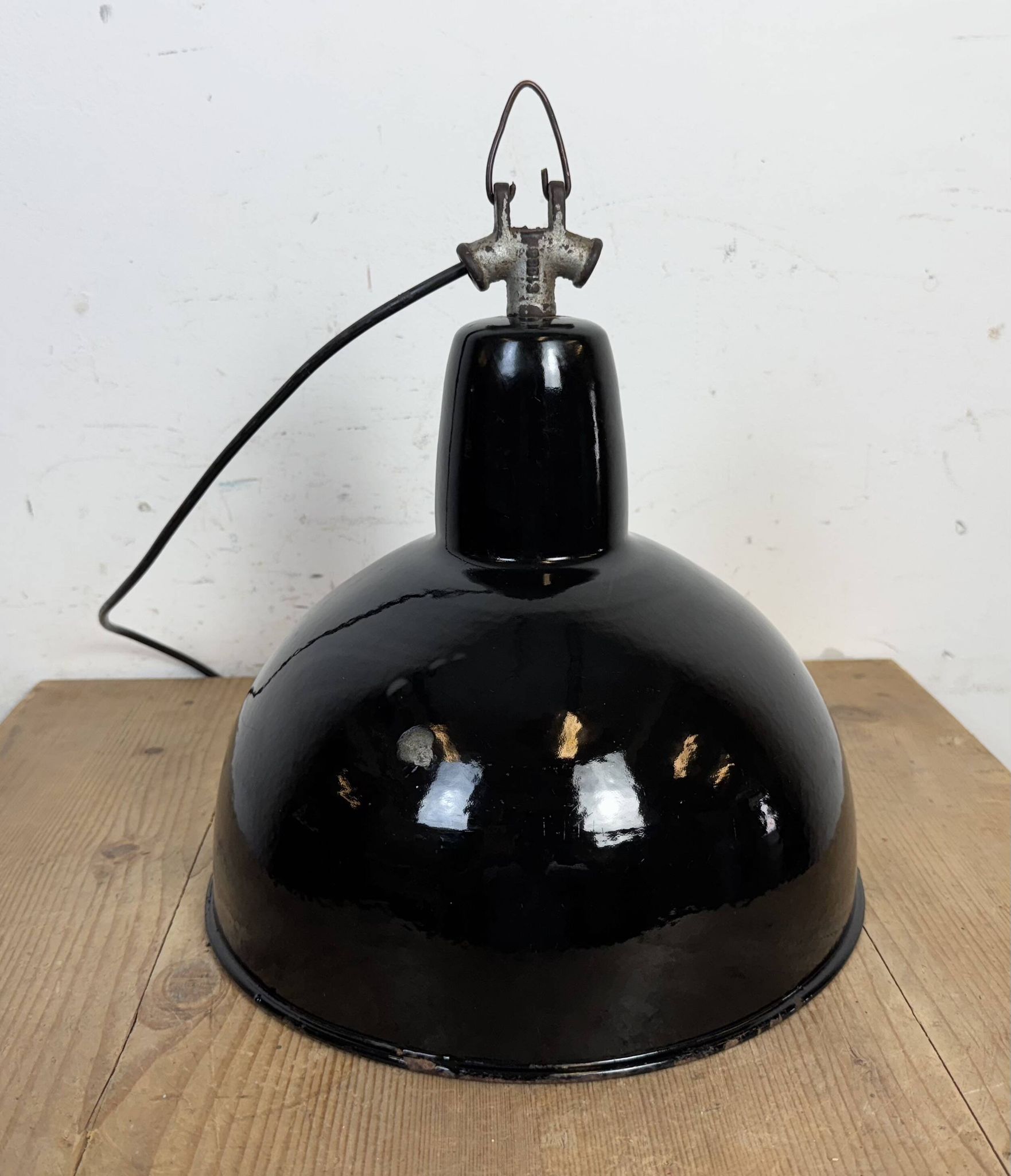 Lampe d'usine industrielle en émail noir avec dessus en fonte, années 1950