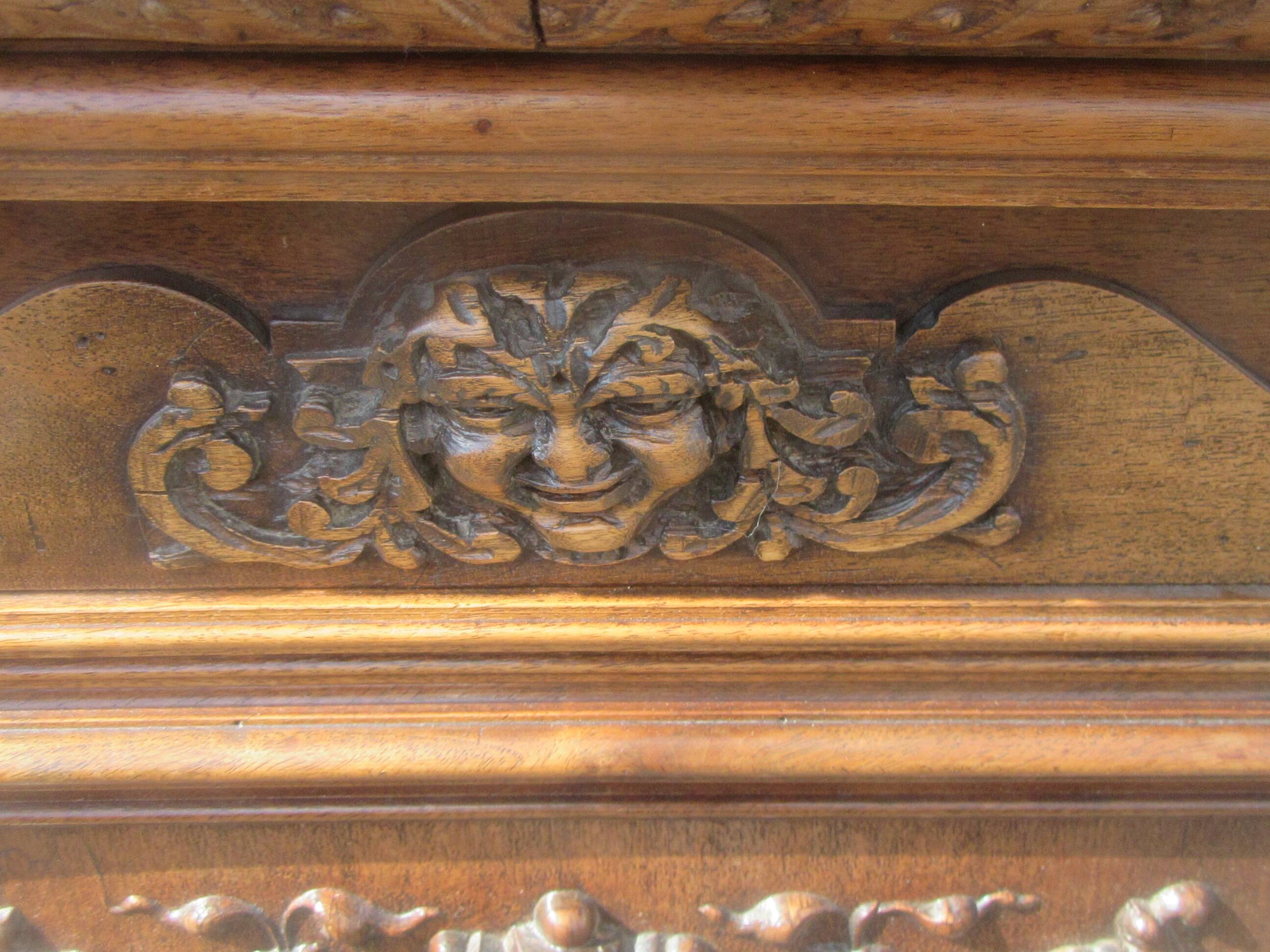 Confiturier en noyer sculpté