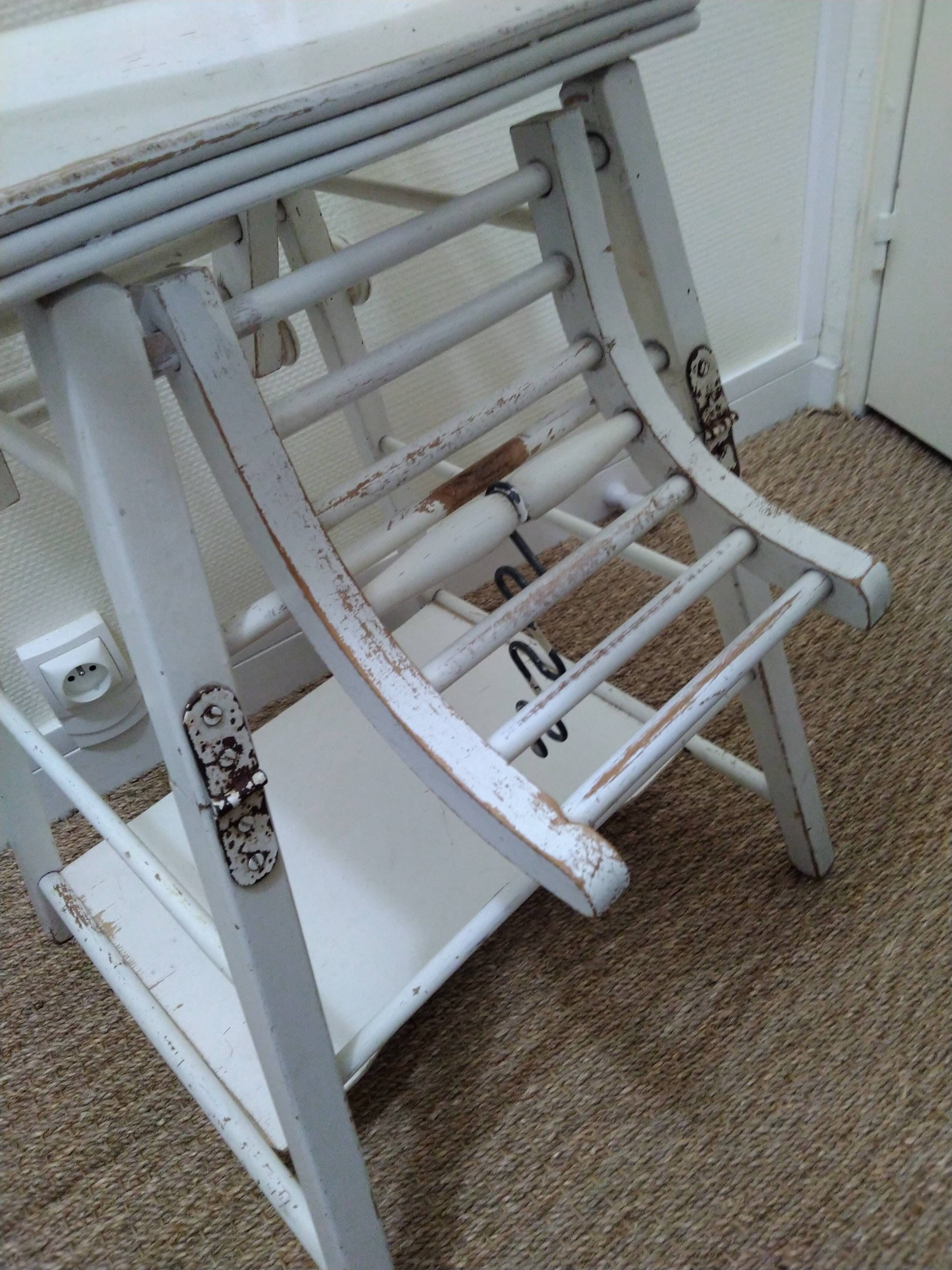 Child chair in foldable white wood