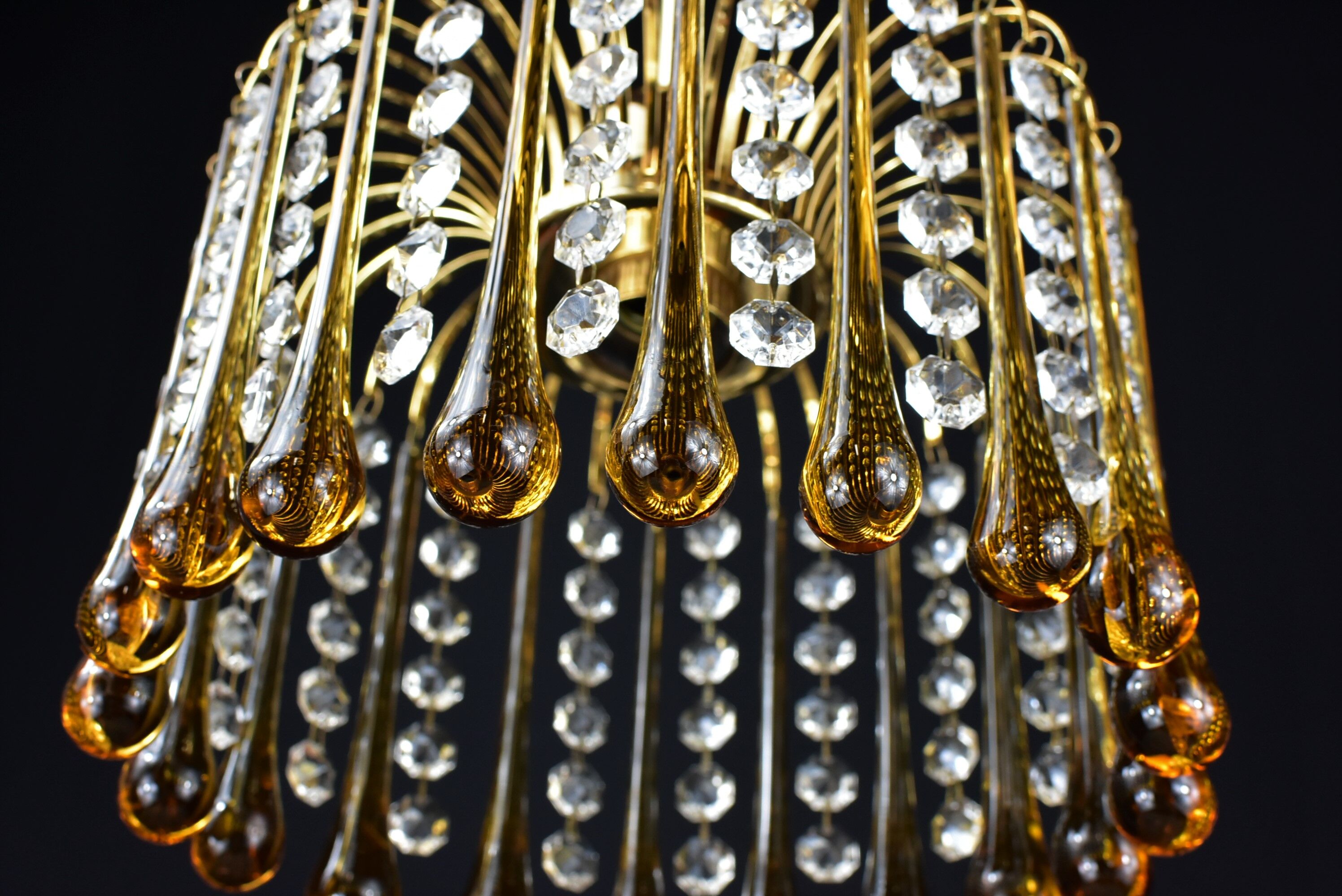 Suspension with tassels drops of water an glass