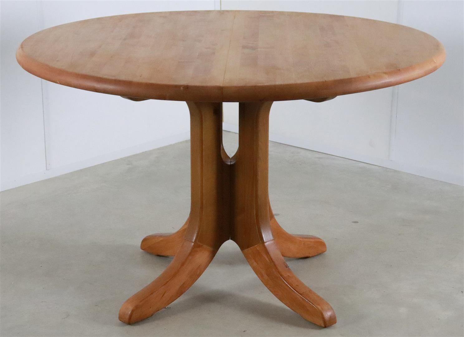 Round Danish Design dining room table extendable 'Auenwald'