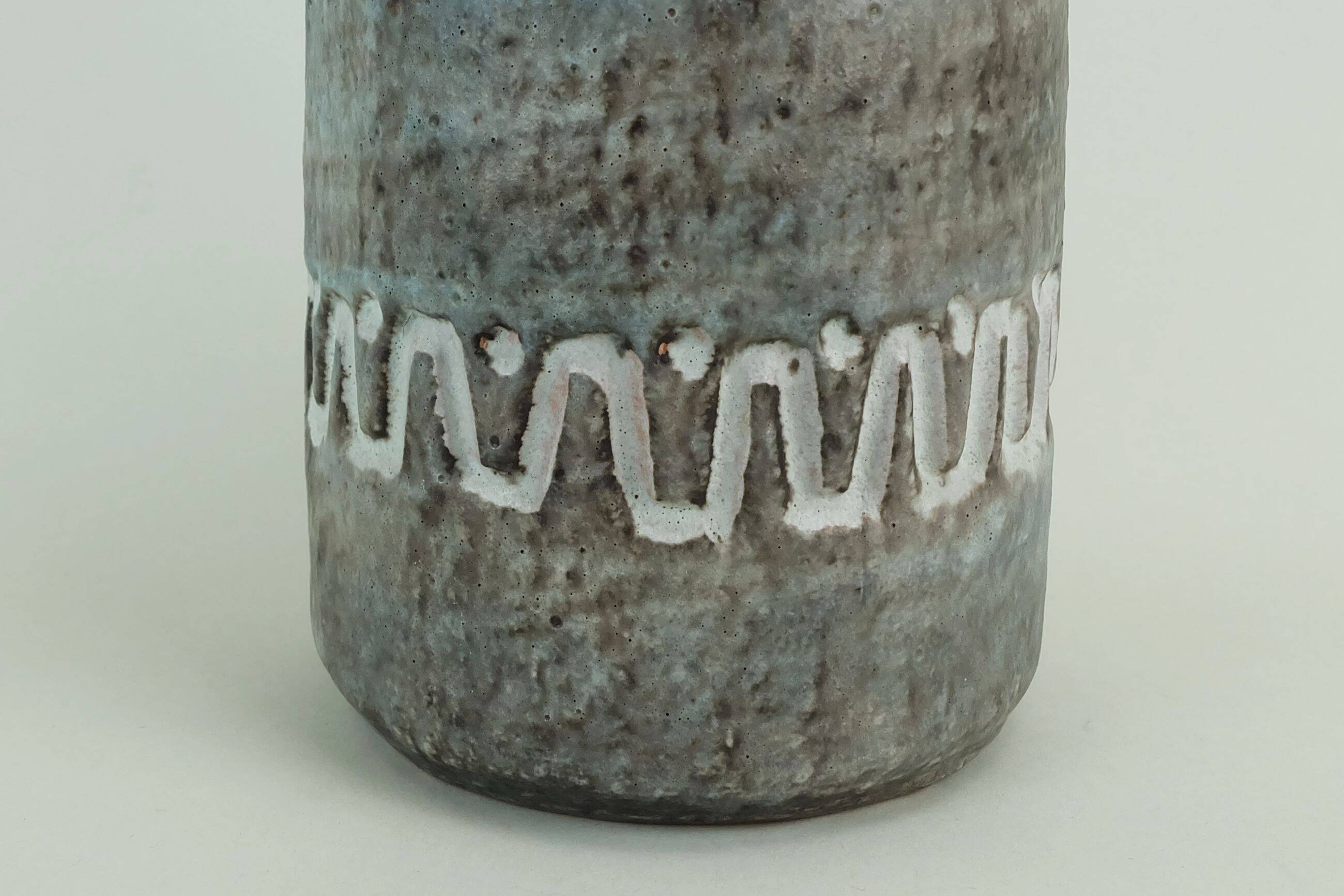 East german 1960s vase heissner keramik model v/32 relief pattern