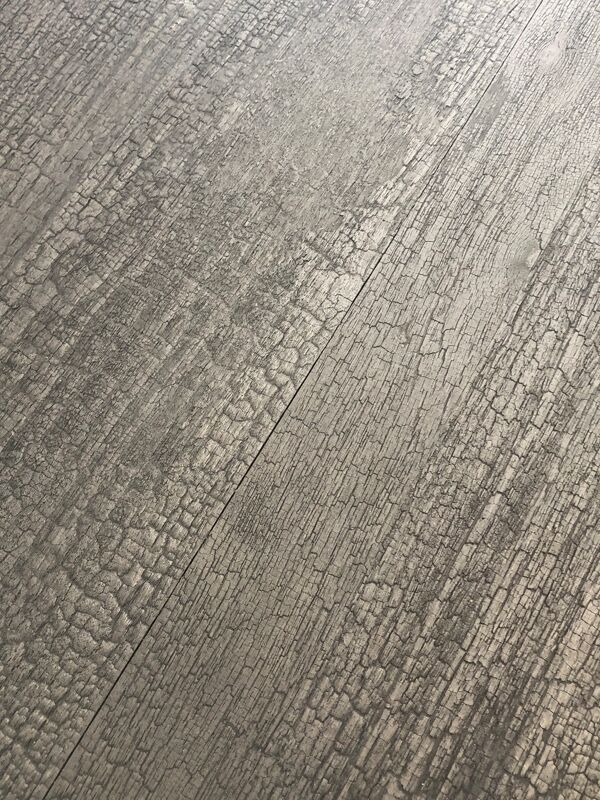 Table basse ronde finition bois brulé, shou-sugi-ban