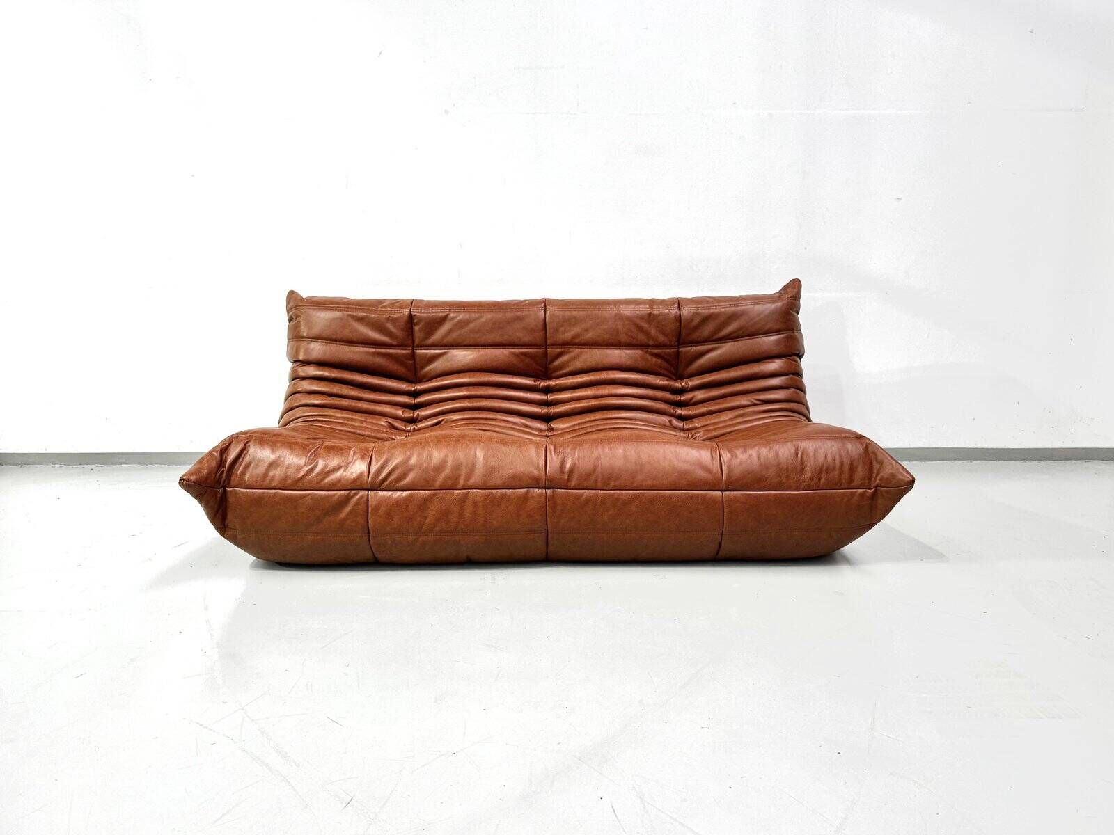 Canapé Togo en cuir cognac attribué à Michel Ducaroy pour Ligne Roset.