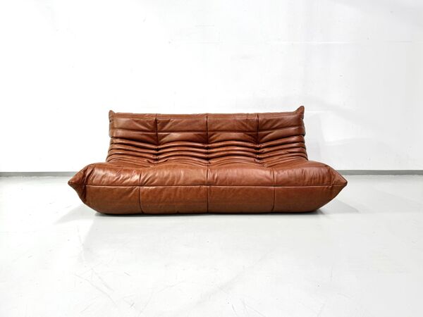 Canapé Togo en cuir cognac attribué à Michel Ducaroy pour Ligne Roset.