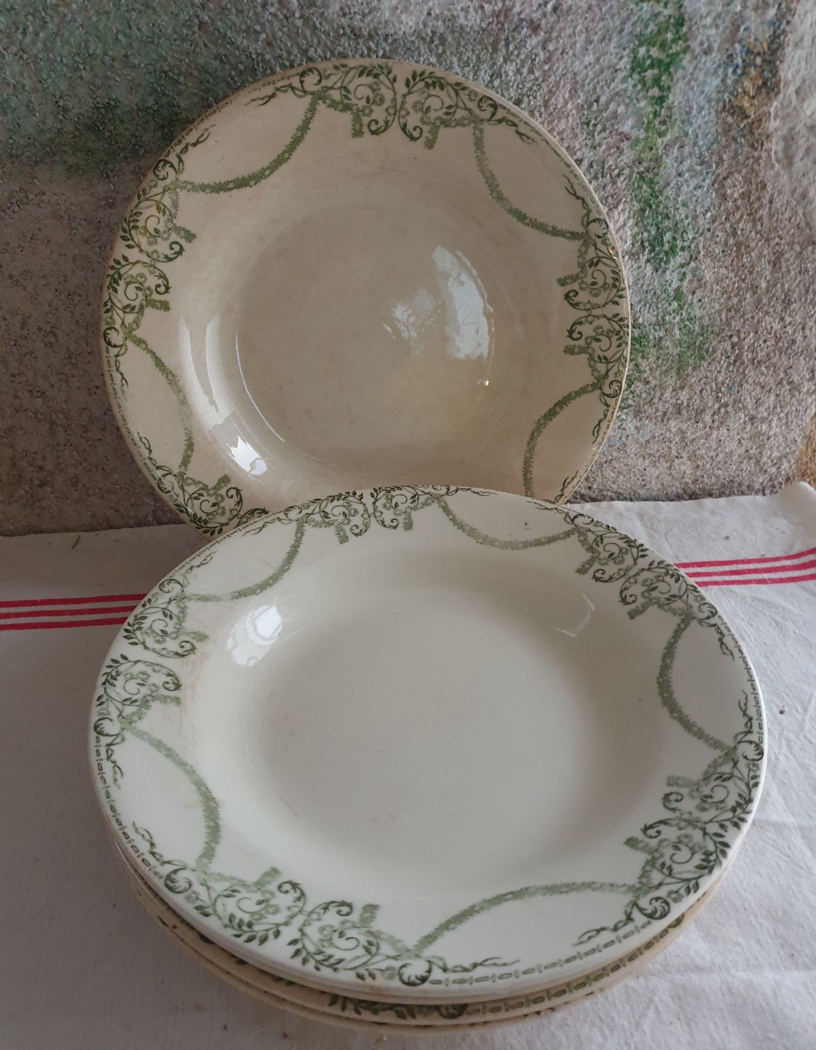Suite de 5 assiettes terre de fer Creil et Montereau