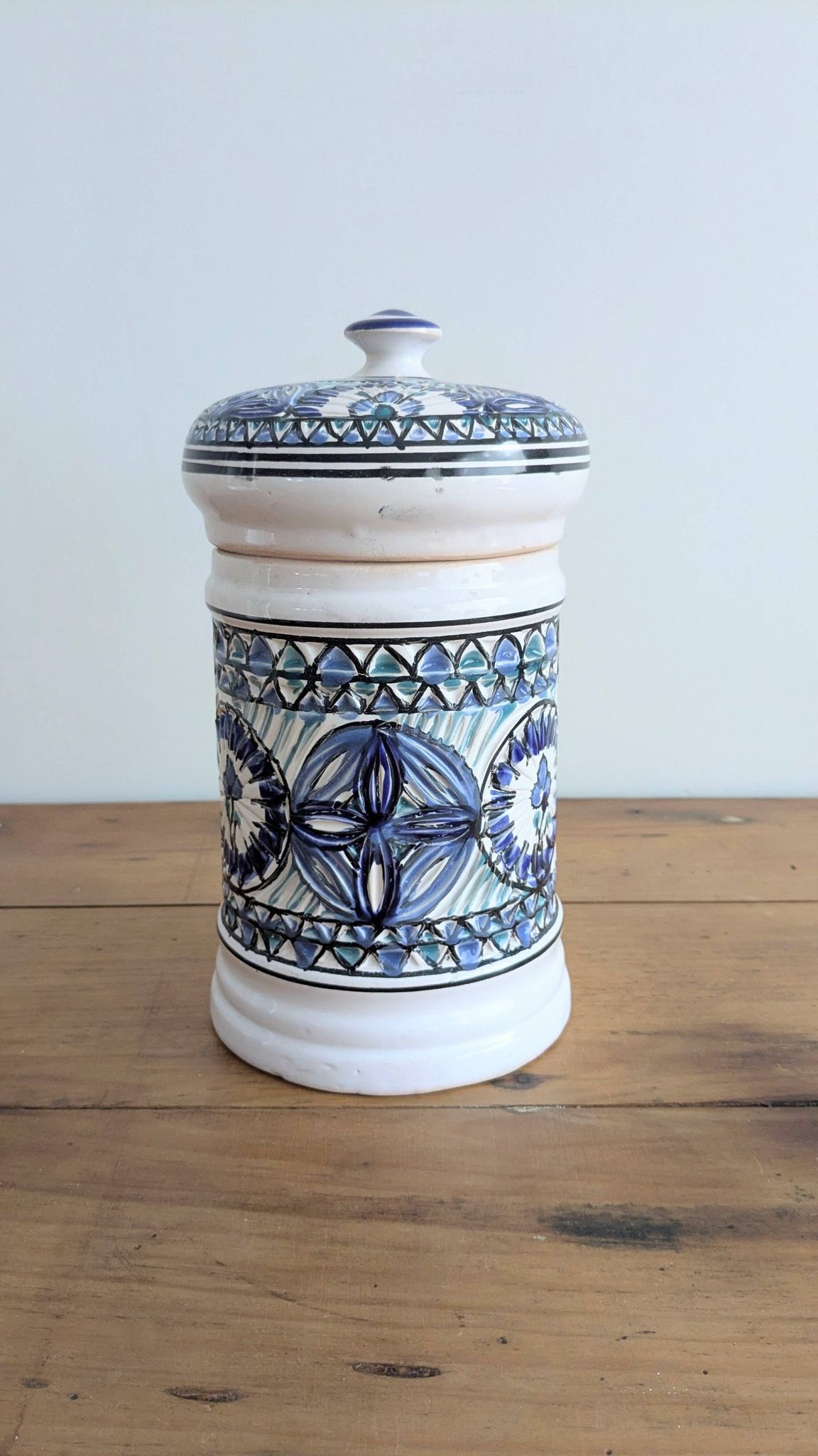 Covered ceramic pot, Tunisian artisan – 1970s – Blue and turquoise