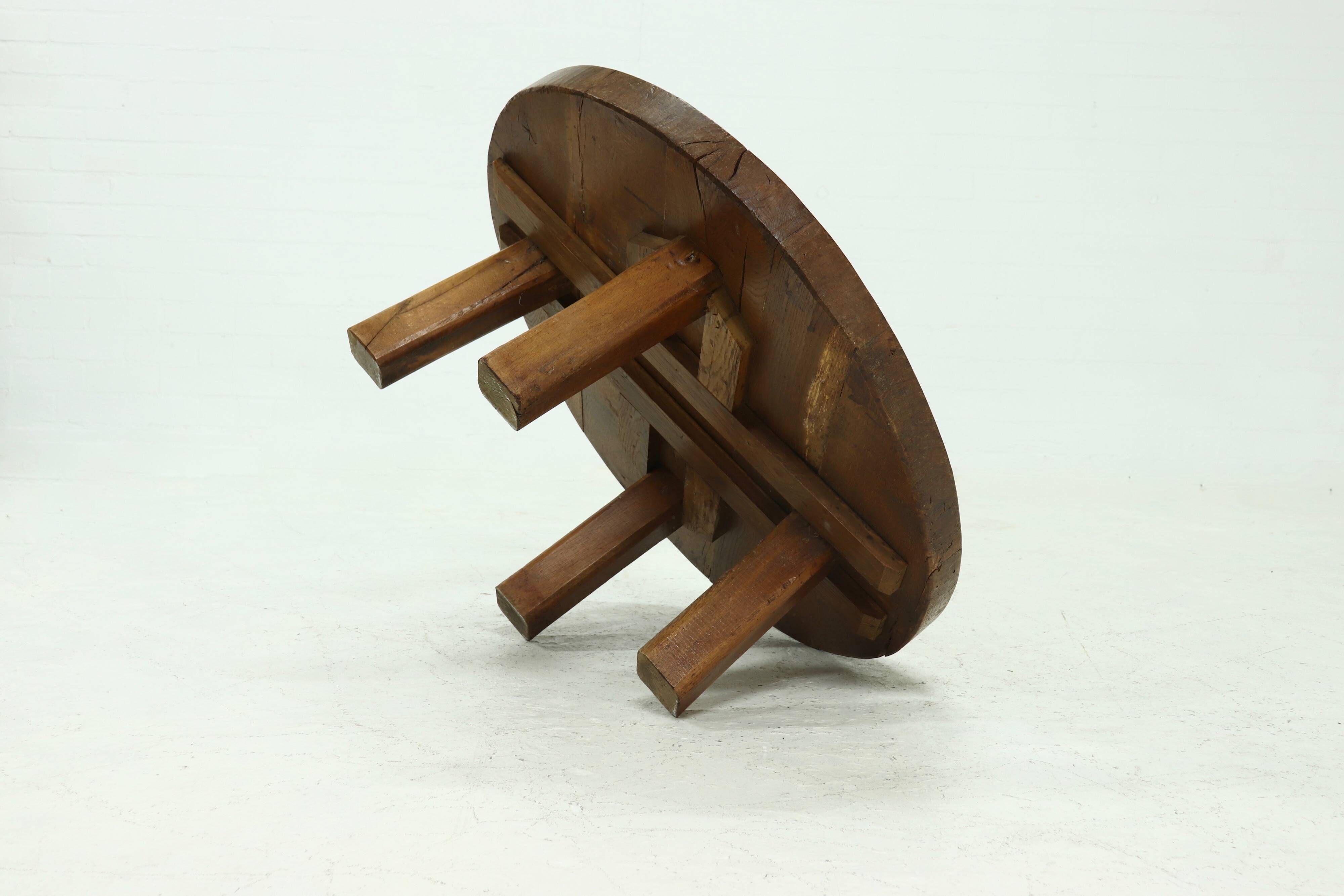 Table basse ronde rustique en chêne massif, années 1970