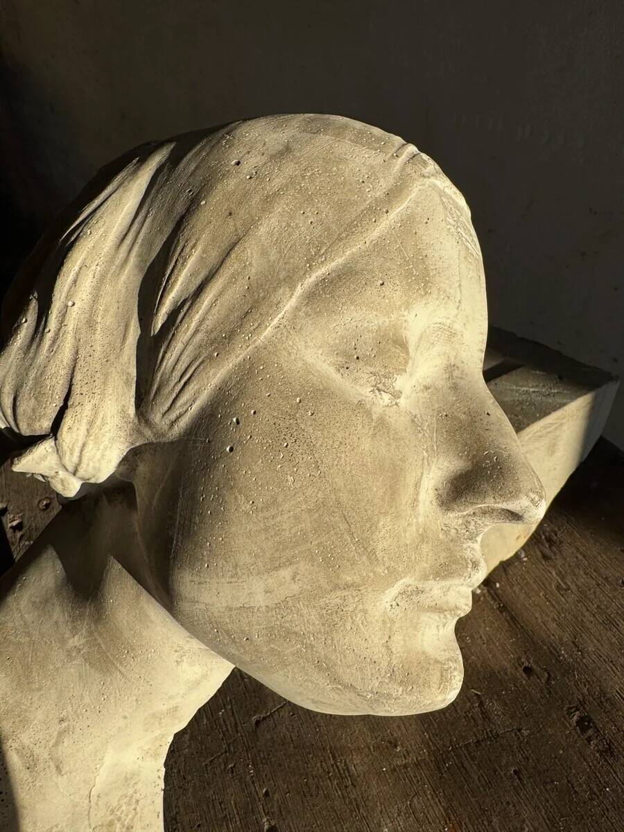 Beige plaster wall bust by Walter De Buck — figurative expressionist female head, wall-mounted