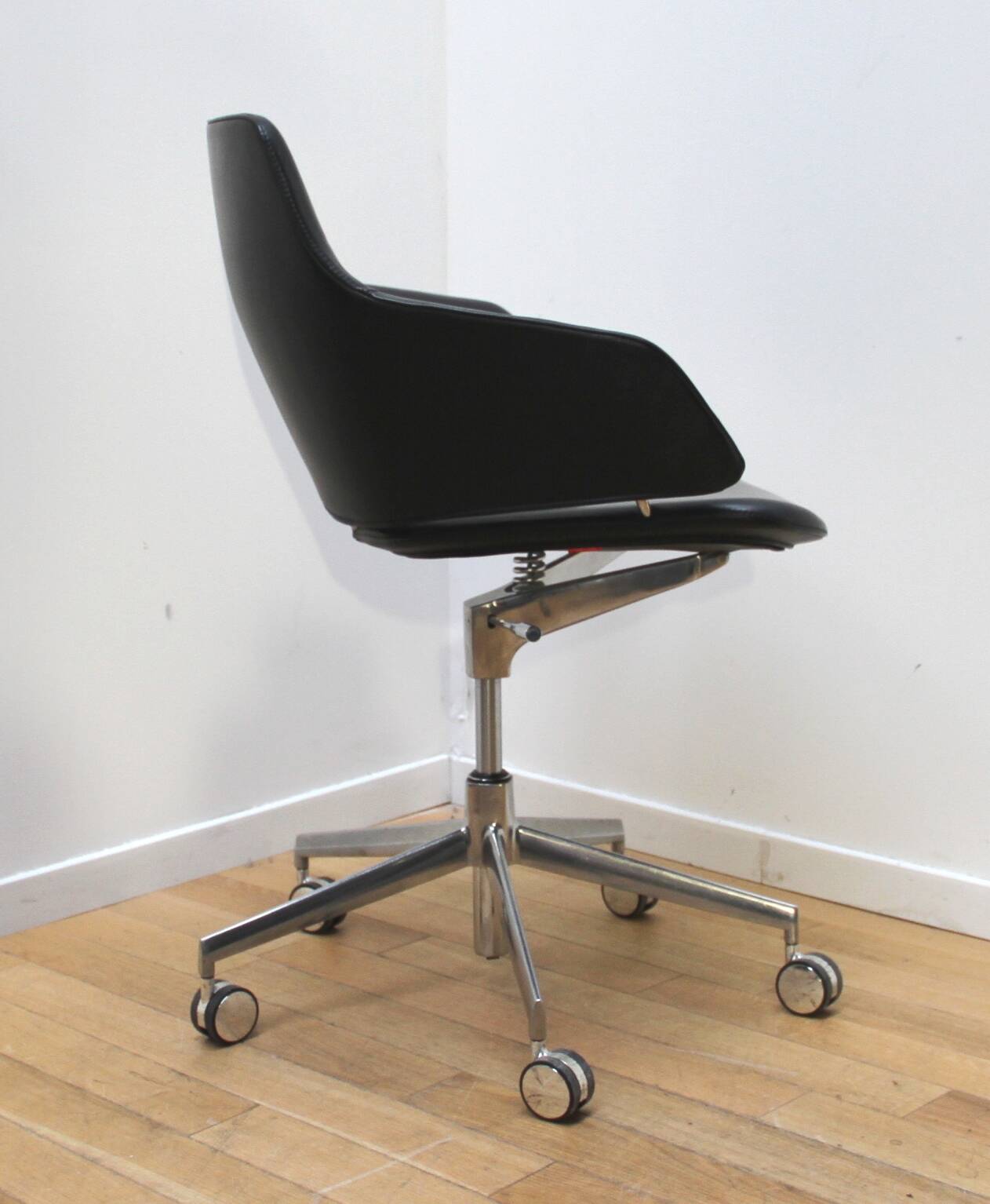 Pair of office chairs, Arper