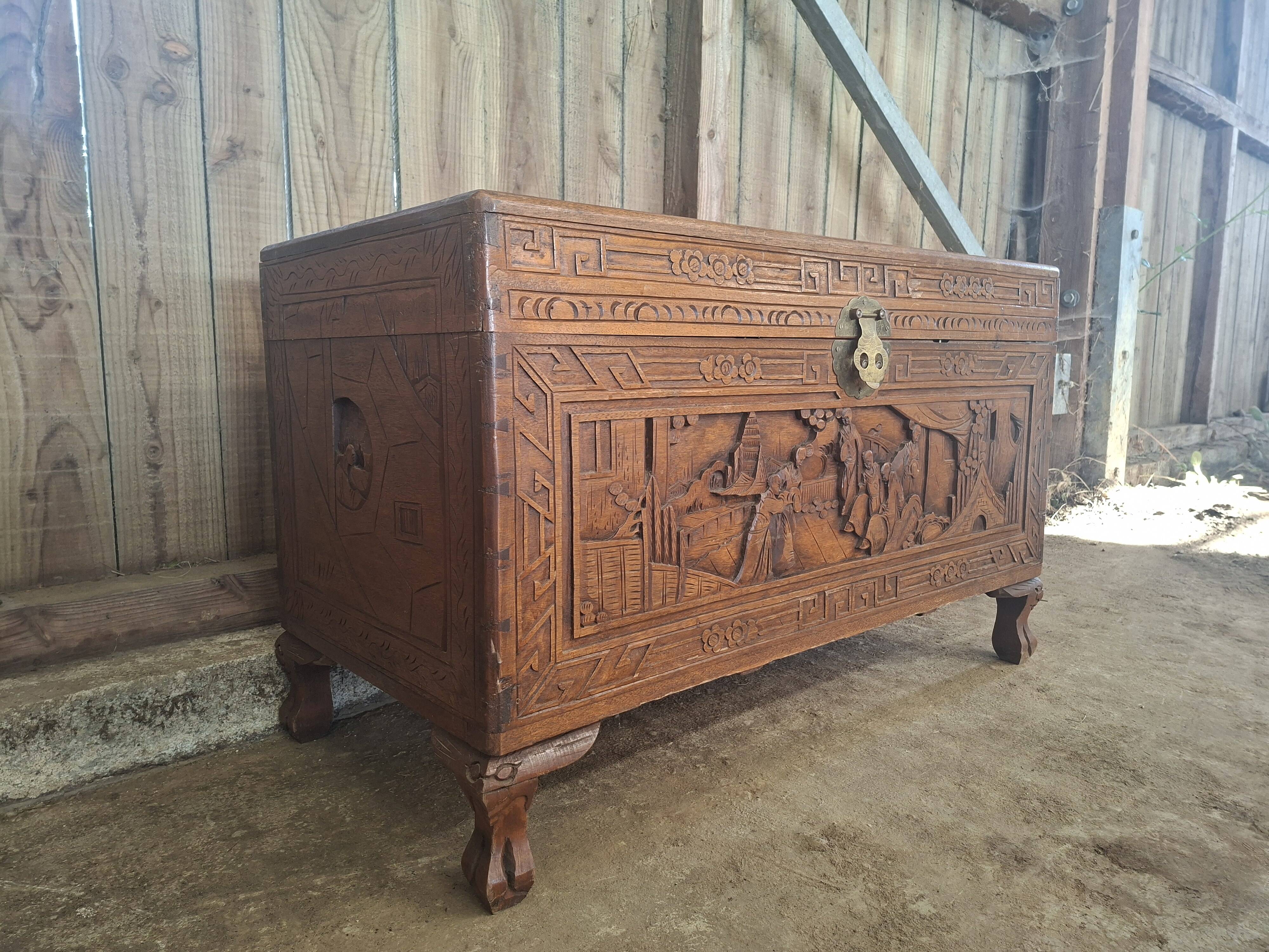 Asian chest from the 20th century made of camphor wood (omb)