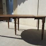 Extendable dining room table
