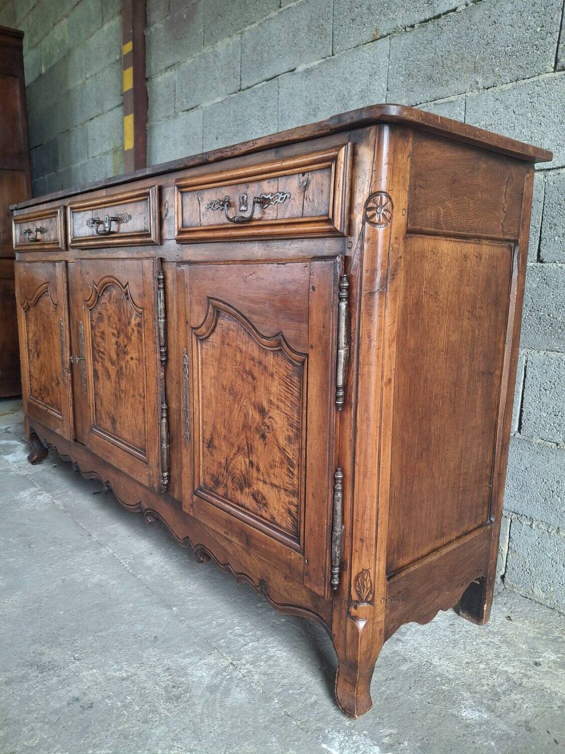 Grand buffet bas Louis XV chêne massif & loupe, quincaillerie fer forgé XVI