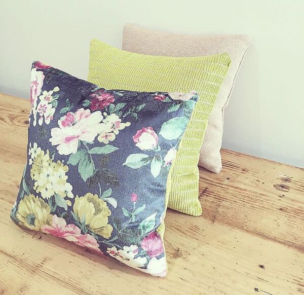 Chaise en bois bleue velours fleuri effets vintage