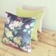Chaise en bois bleue velours fleuri effets vintage