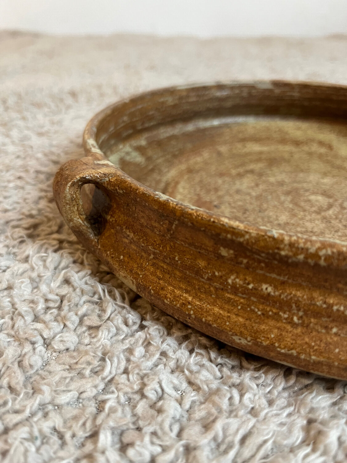 Round stoneware plate with handles