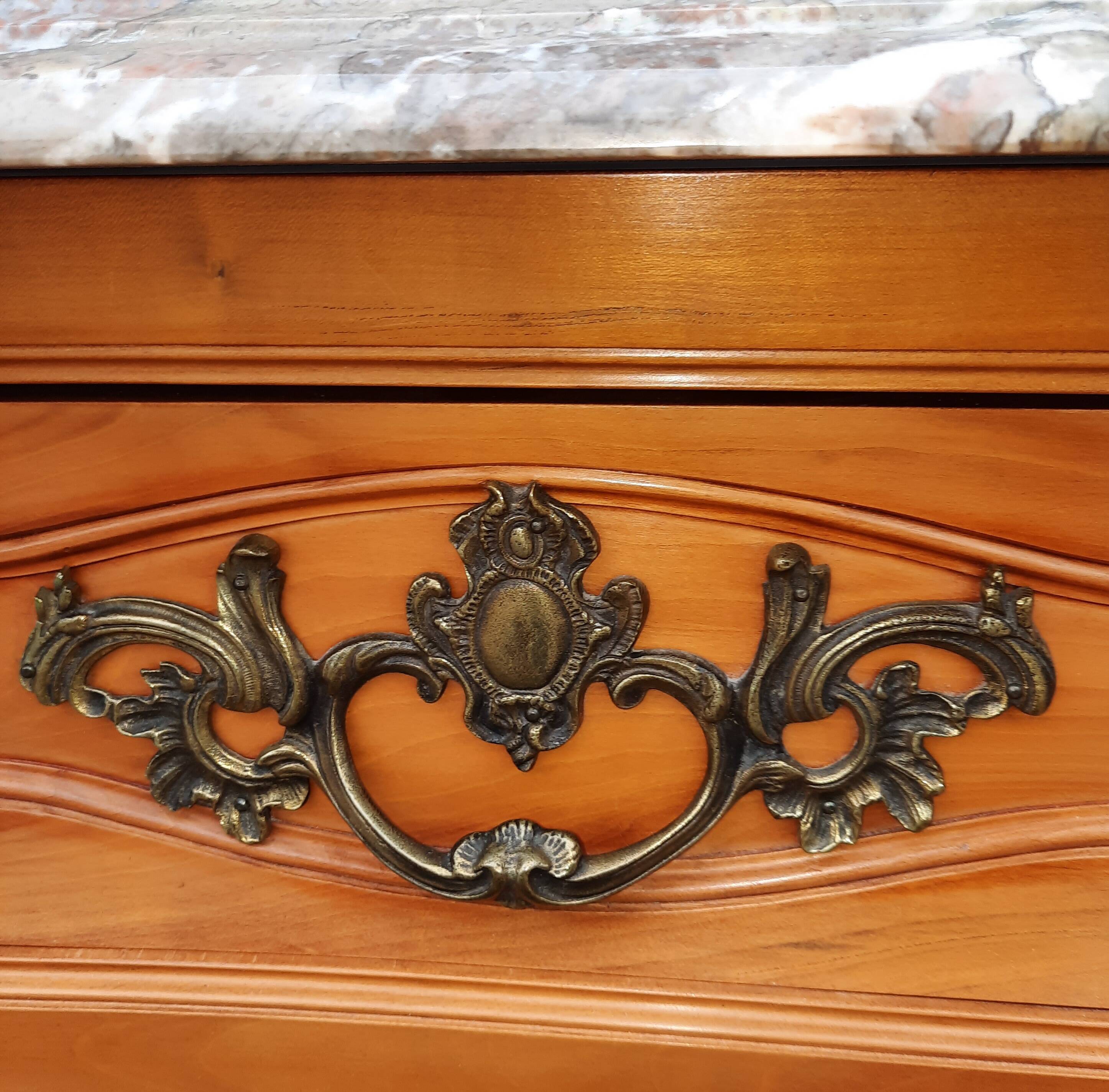 Important Louis XV chest of drawers