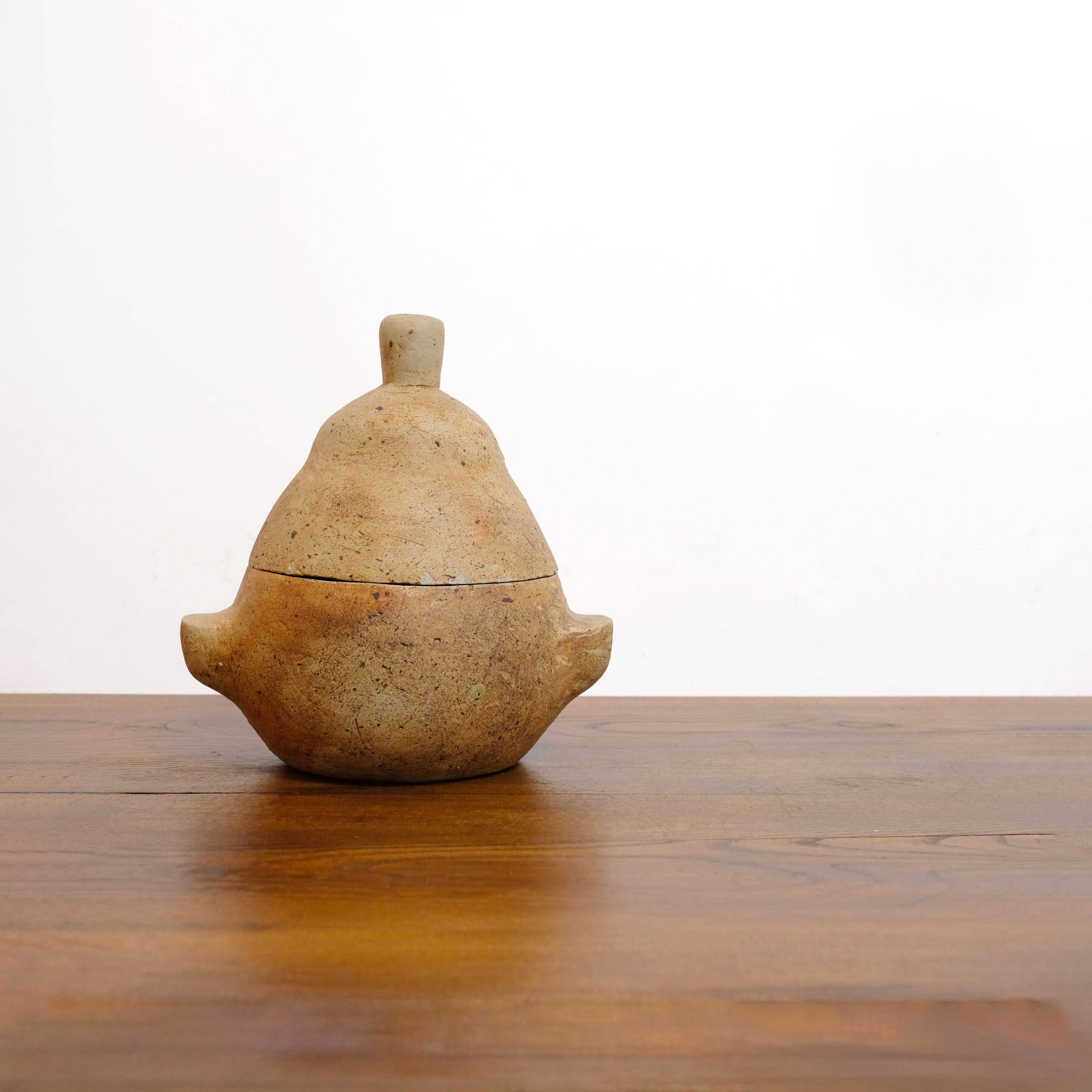 Pot couvert en grès en forme de poire.