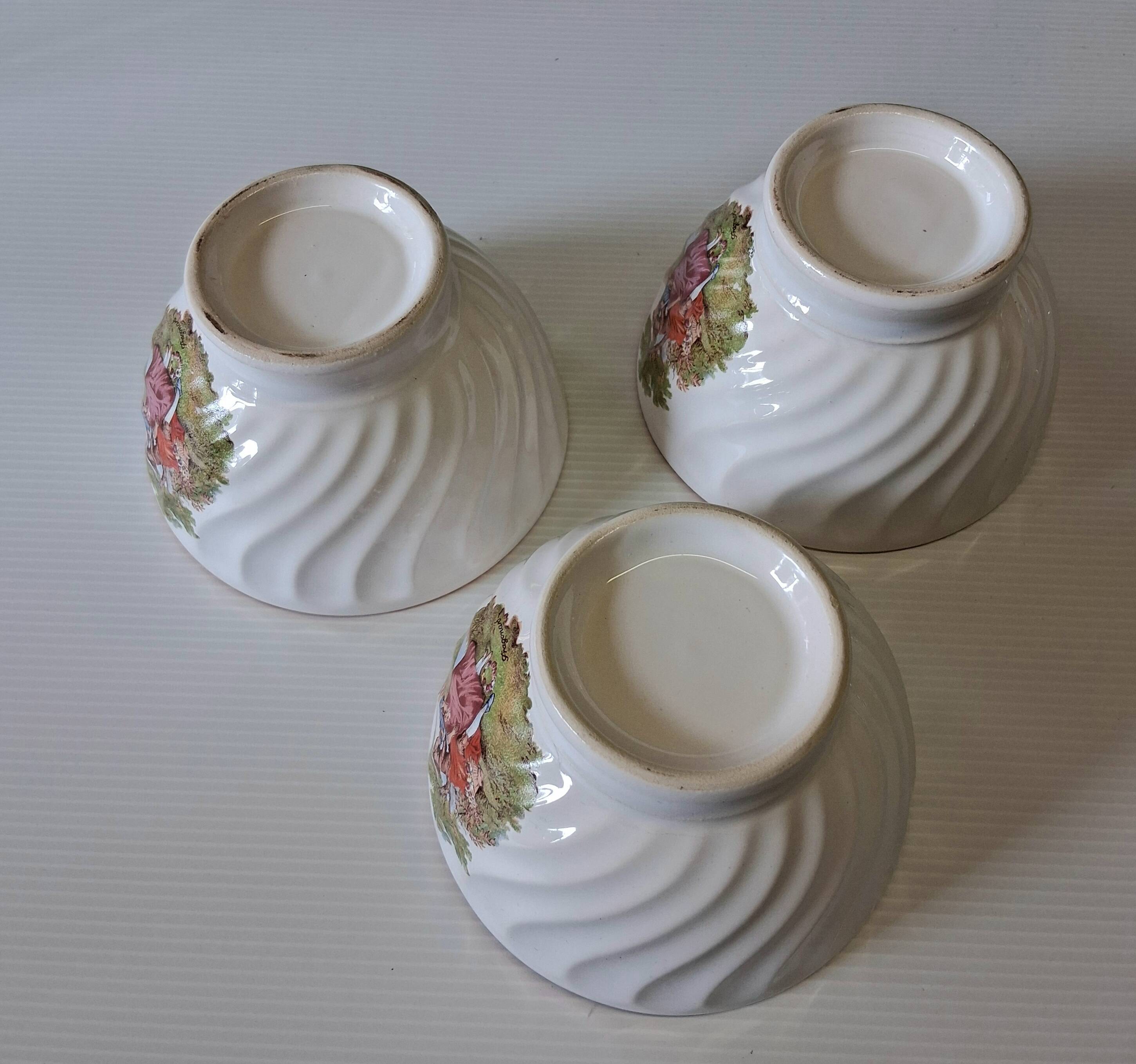 Set of 3 faceted earthenware bowls with decoration in good condition.