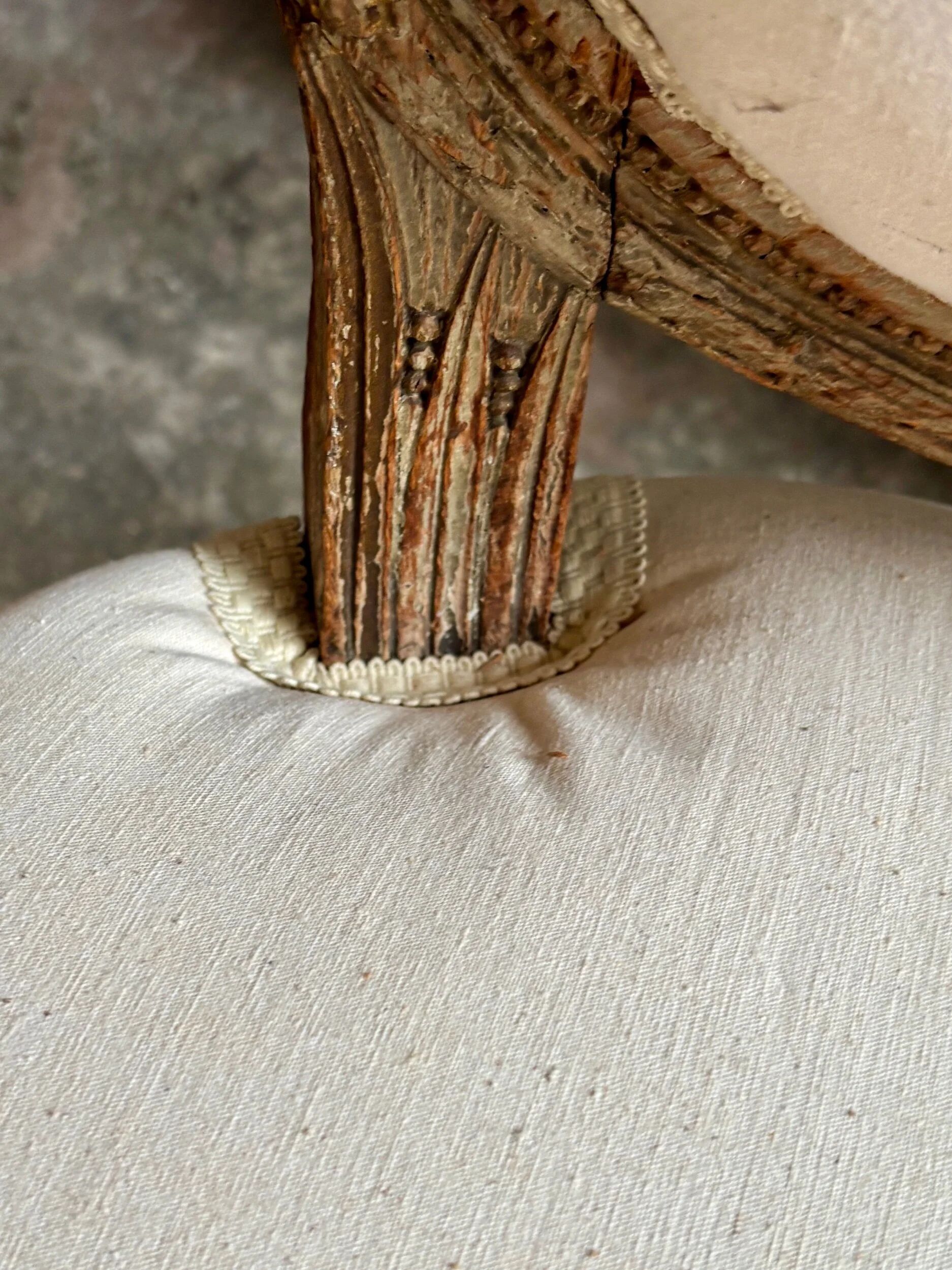 Medallion back chair in moulded wood and beige fabric.